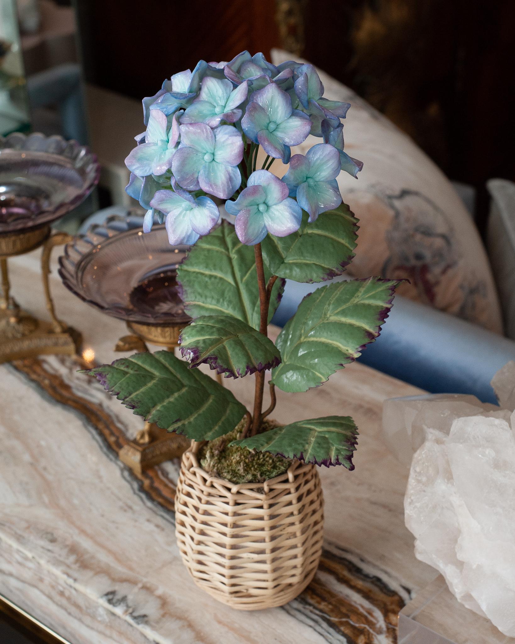 Samuel Mazy Lila und blau glasierte Hydrangea-Blumen-Skulptur aus Porzellan (Glasiert) im Angebot