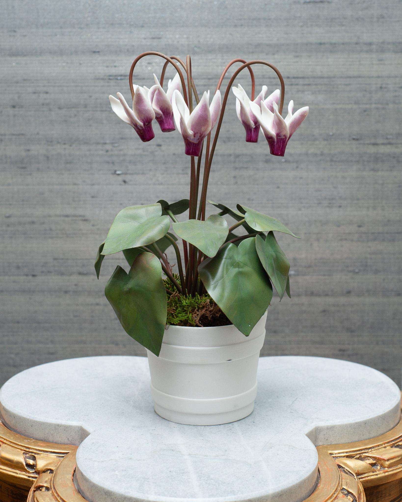 Verschönern Sie Ihren Tisch mit diesen zarten Porzellanblumen des französischen Künstlers Samuel Mazy, exklusiv bei Maison Nurita in Kanada. Mazy ist seit fast 20 Jahren als Keramikerin in Paris tätig. Er modelliert Porzellanblumen zu poetischen