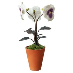 Samuel Mazy Escultura de porcelana esmaltada blanca y morada de tres tallos con pensamiento