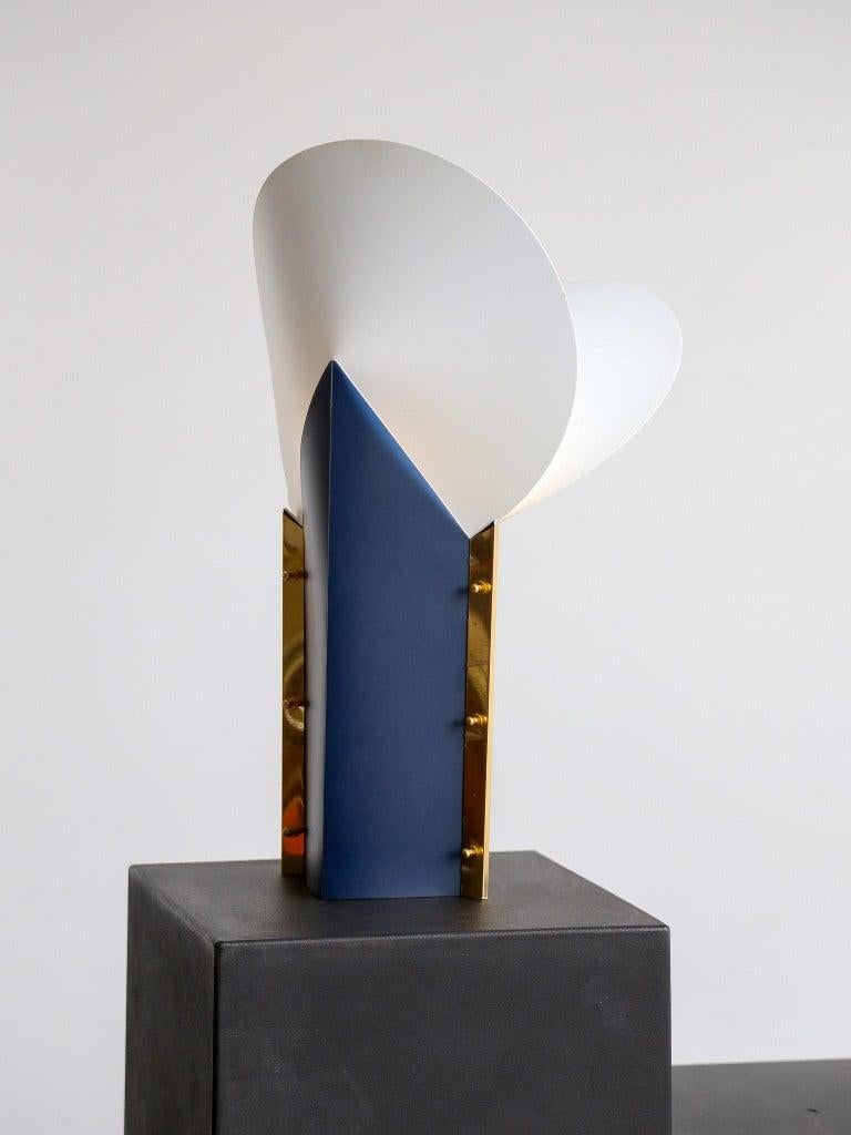 Queste eleganti lampade Reflex sono state disegnate da Samuel Parker per il produttore italiano Slamp. Sono eleganti ma accoglienti. Le lampade sono realizzate in plastica piegata e piegata, tenuta insieme da due bellissime strisce di ottone. Una