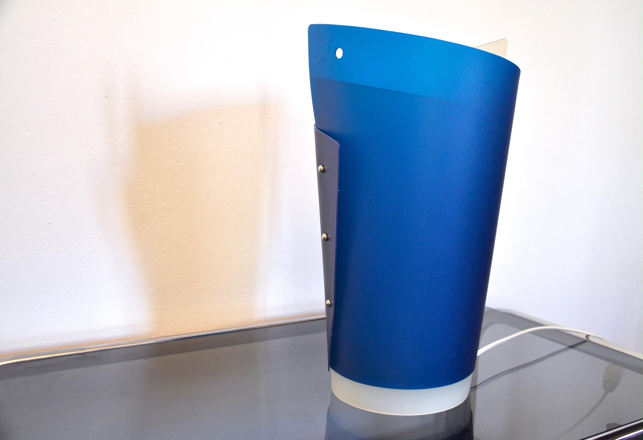 Table lamp in white and blue plastic. Model 