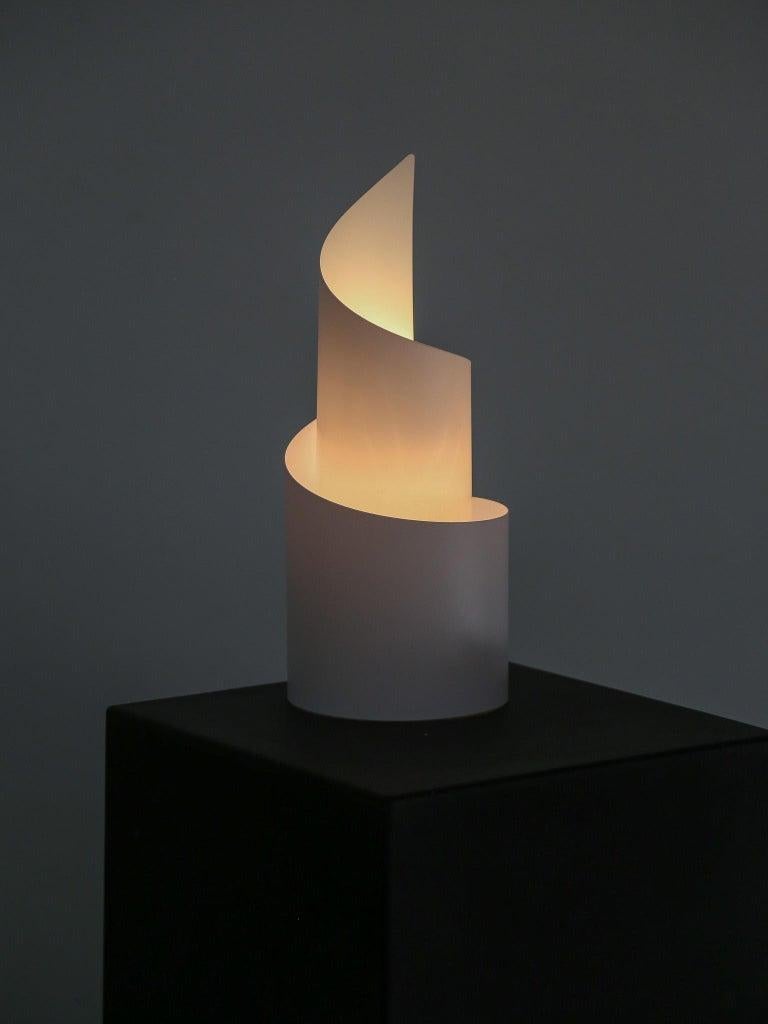 Preciosa lámpara de sobremesa minimalista Slamp S-Tube Samuel Parker de principios de la década de 2000, de plástico Opalflex blanco. Perfecto para crear una suave luz ambiental, por su diseño es también un elegante mueble. La lámpara fue producida