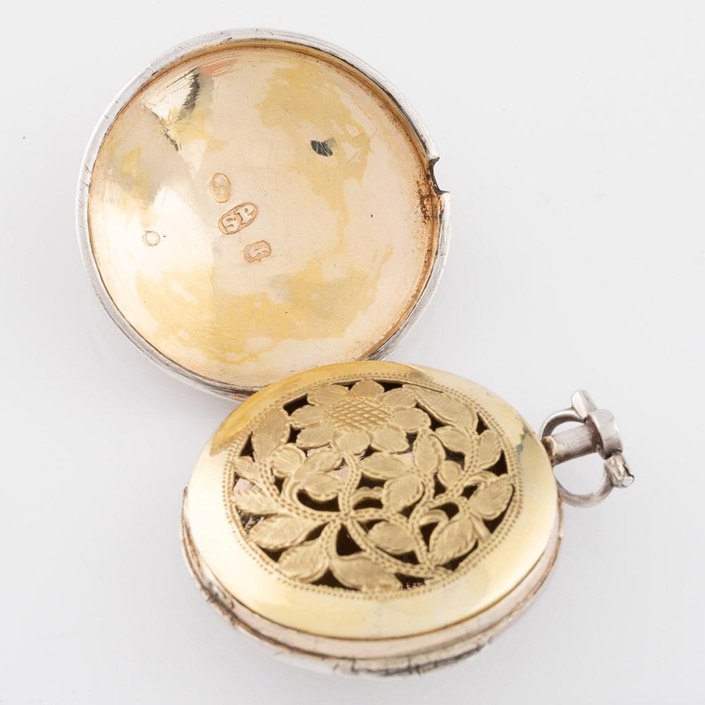 Rúbrica : Vinagreta de plata Samuel Pemberton de forma circular
Fecha : Hallmarked in Birmingham in 1808 for Pemberton
Periodo : Jorge III / Regencia
Origen : Birmingham, Inglaterra
Decoración : De forma circular con bandas concéntricas. Paquete