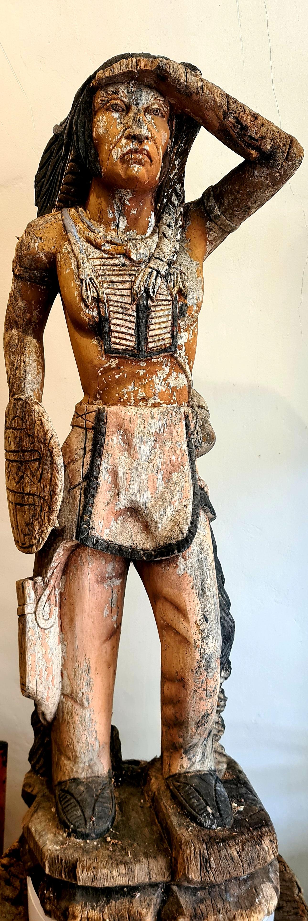 Indisches, geschnitztes Holz mit polychromer Dekoration, Zigarrenständer, frühes 20. Jahrhundert – Sculpture von Samuel Robb