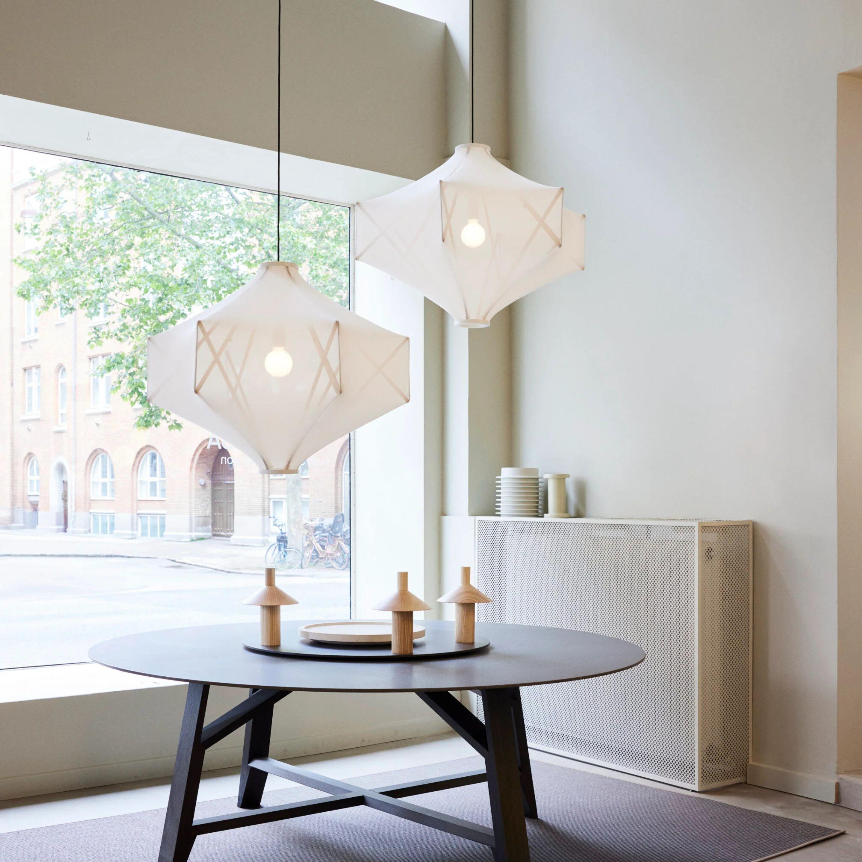 Lampada a sospensione 'Sorpresa' di Samuel Wilkinson in Oak per Astep

Il designer londinese Samuel Wilkinson si è ispirato a un tradizionale avvolgitore di lana per dare vita all'eco-consapevole 