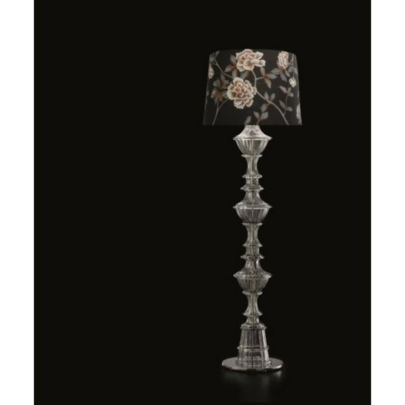 Angelo Barovier had an idea for a ribbed lamp in 1966. Then his design was revisited, but this time inverted, repeated and created on a giant scale. Its pyramid shape recalls of a Samurai at rest. The Venetian crystal used for this piece is