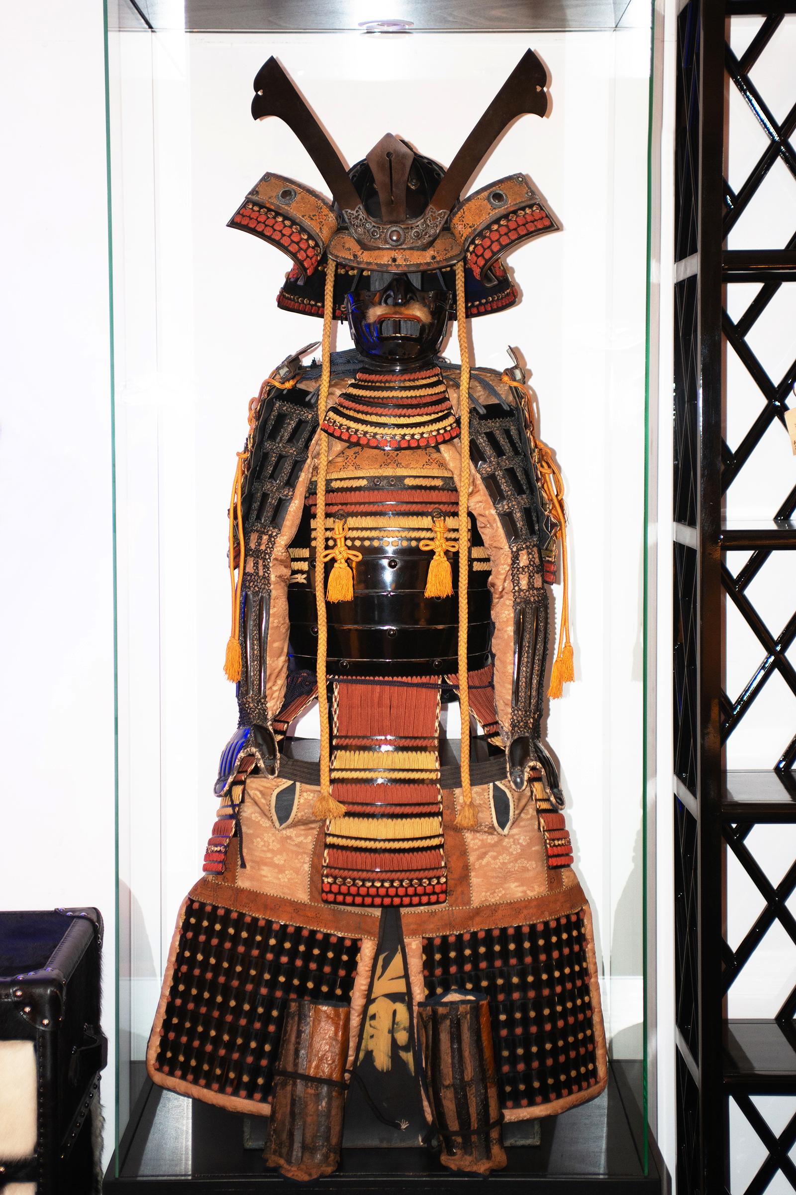 Armor Samuraï ceremonial armor,
with handcrafted helmet and protects.
Under showcase with led light at the top. 
Exceptional piece.
Measures: Armor: L 70 x D 51 x H 160cm.
Glass showcase: L 80 x D 60 x H 230cm.