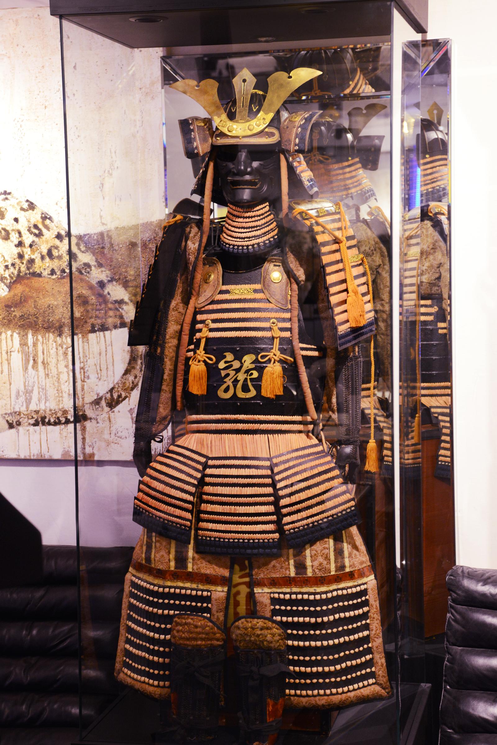 Samuraï Armor, ceremonial armor,
with handcrafted helmet and protects.
Made with original japanese fabric only use for
samuraï armor confection, with solid brass and
metal details, armor with minor structural damages 
due to time and