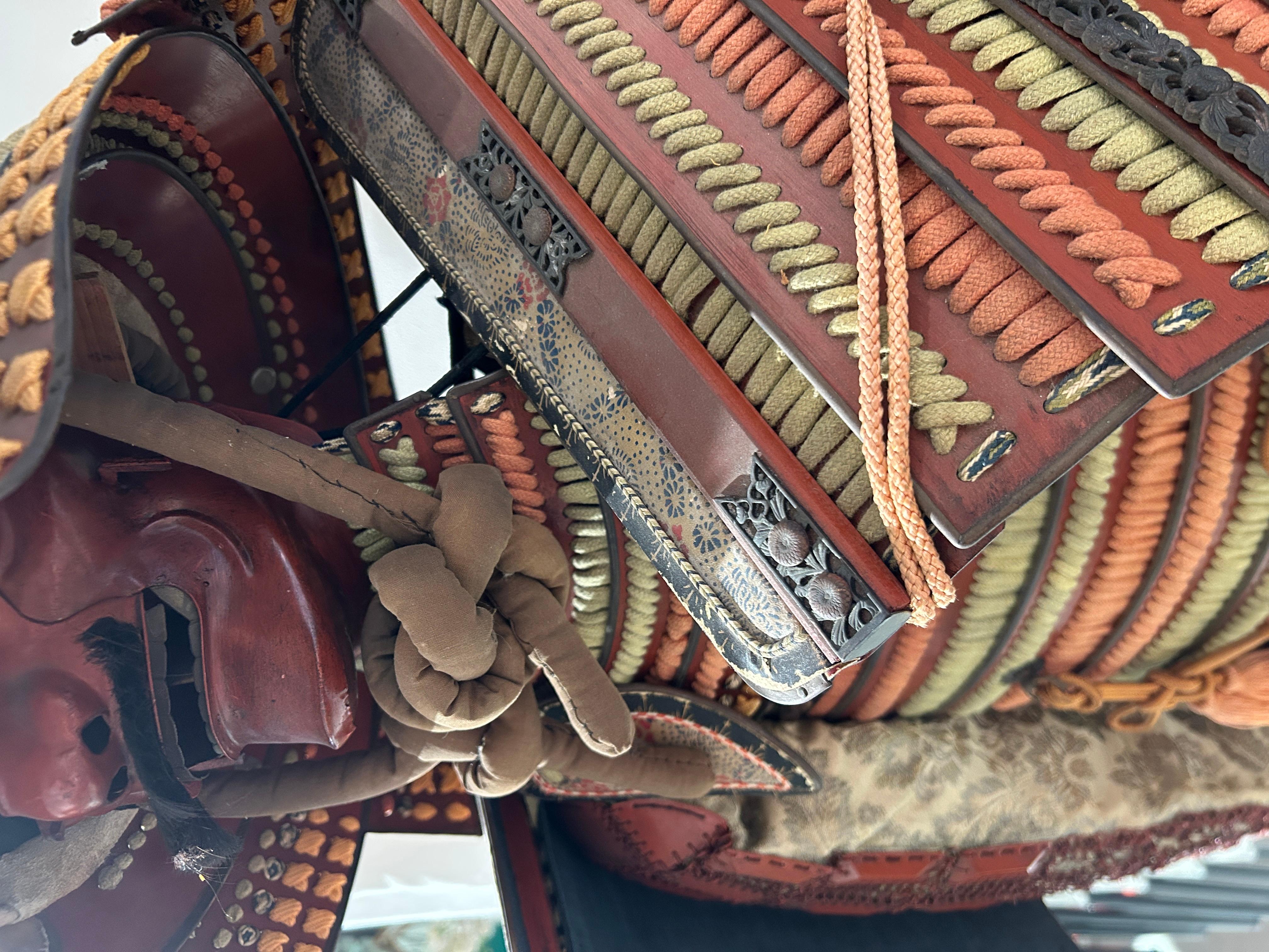 Un'incredibile e unica armatura Samurai.
Inizio del XX secolo.
Composto da un elmo in ferro montato con grandi rivetti in piedi e decorazione 