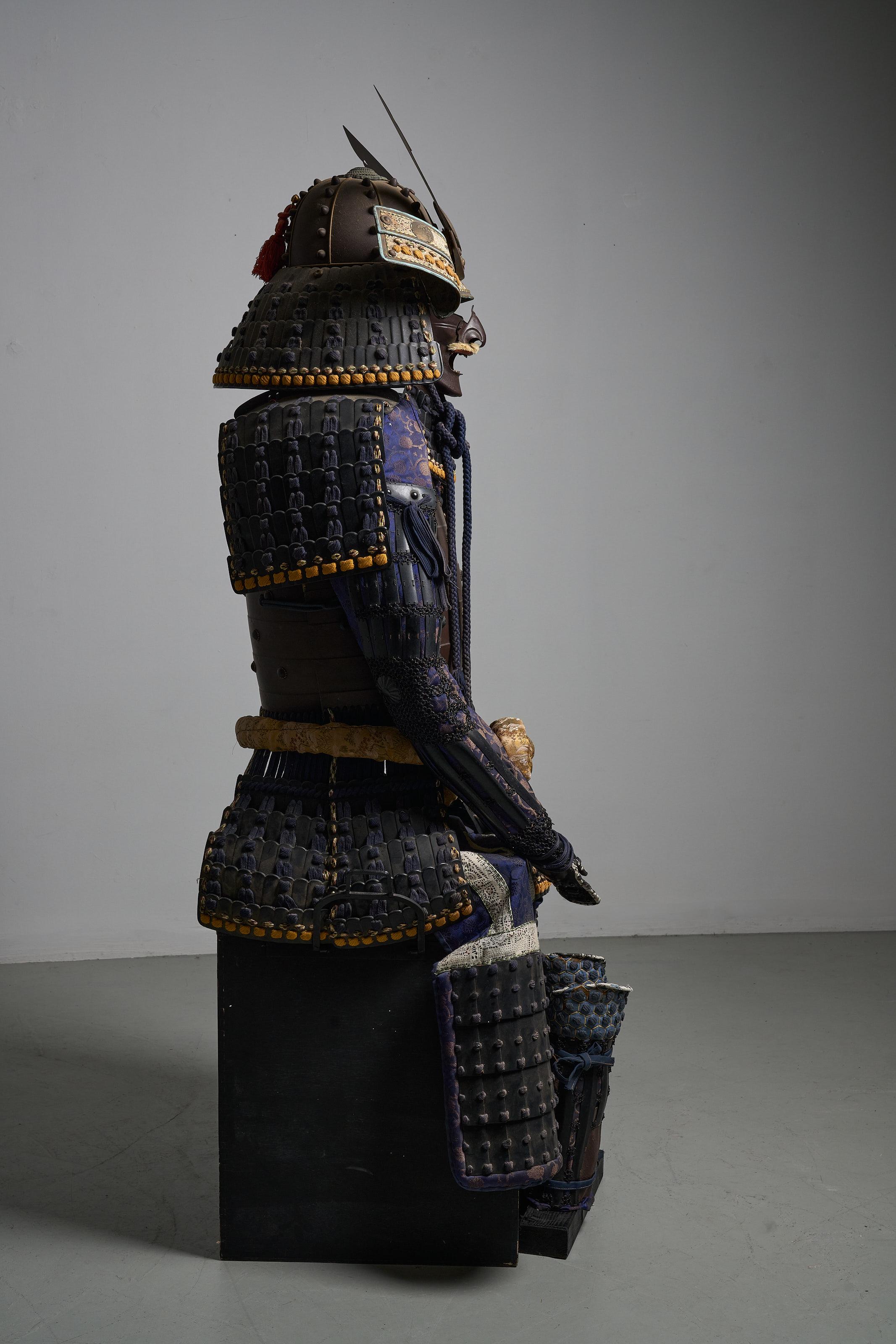 Amazing and unique Samuraï armor.
End of XIXth century, early XXth century.
Nimai do Okegawa gusoku (2 plate with barrel form cuirasse armor).
Composed of an iron helmet mounted with large standing rivets and 