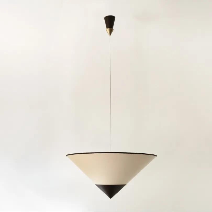 Lampada a sospensione Samurai Indireto di WJ Luminaire
Dimensioni: Ø 28 x H. 60 cm. 
Materiali: Alluminio e tessuto. 

Disponibile in diverse opzioni di colore dell'alluminio. La lunghezza del cavo è di 500 cm. Contattateci.

Tutte le nostre lampade