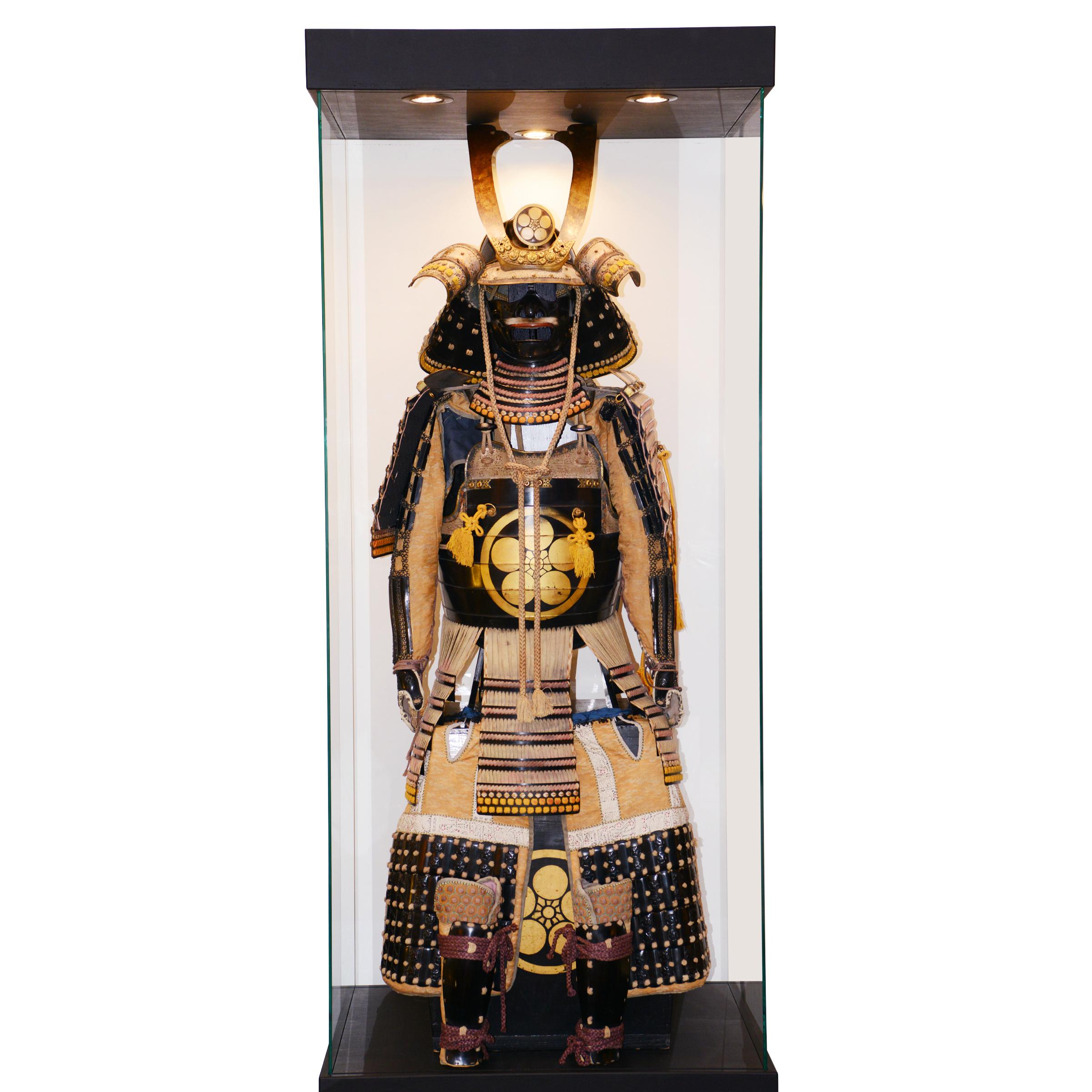 Armor Samuraï Maeda, ceremonial armor
with handcrafted helmet and protects.
Made with original japanese fabrics only use for
samuraï armor confection, with solid brass and
metal details, ceremonial armor with minor structural damages 
due to time