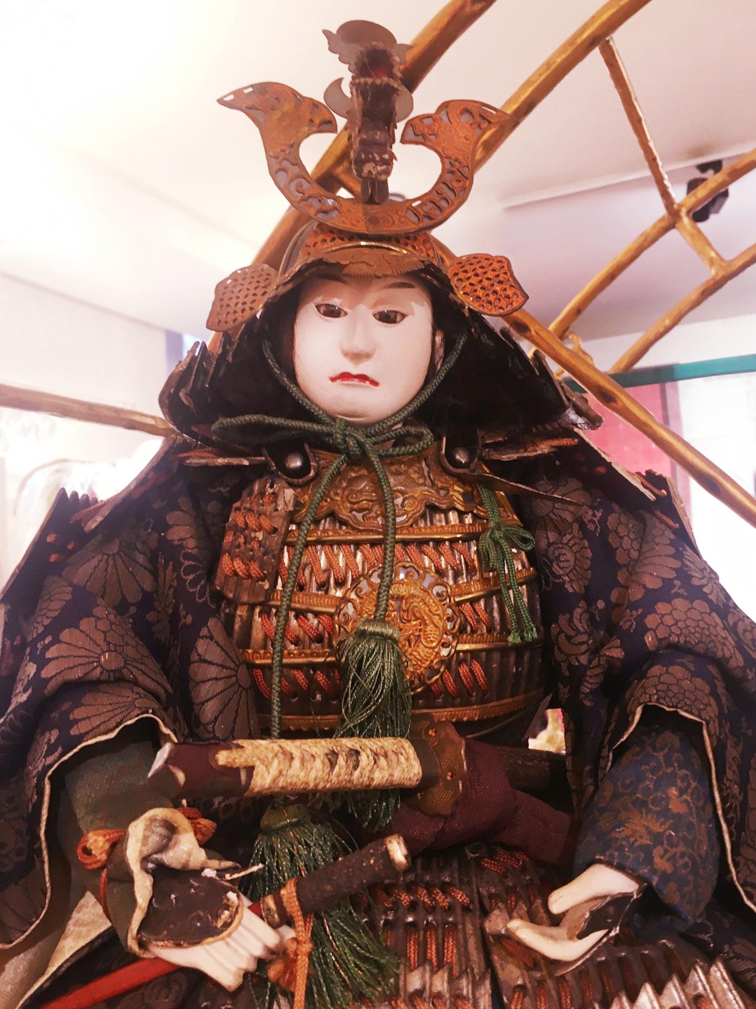 Sculpture Samuraï Puppet Musha Nyngyo A Set of 2 with structure
in wood, hand-carved wood, hand-painted wood, hand-lacquered 
wood, covered with hand-embroidered silk puppet garments. All
details are hand-carved, hand-painted in wood. Exceptional