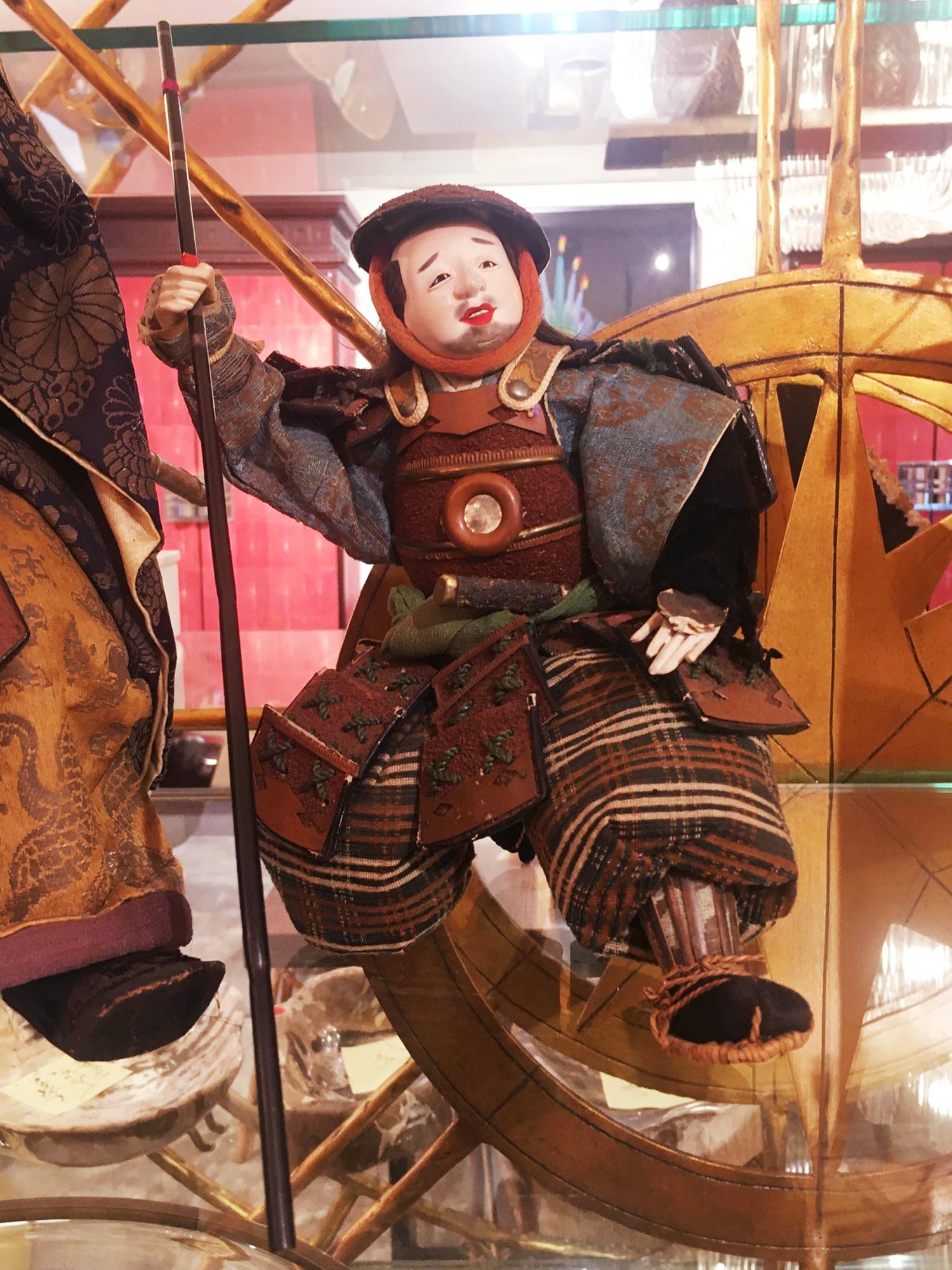 Sculpté à la main Marionnette Samuraï Musha Nyngyo A Set of 2 Sculpture en vente