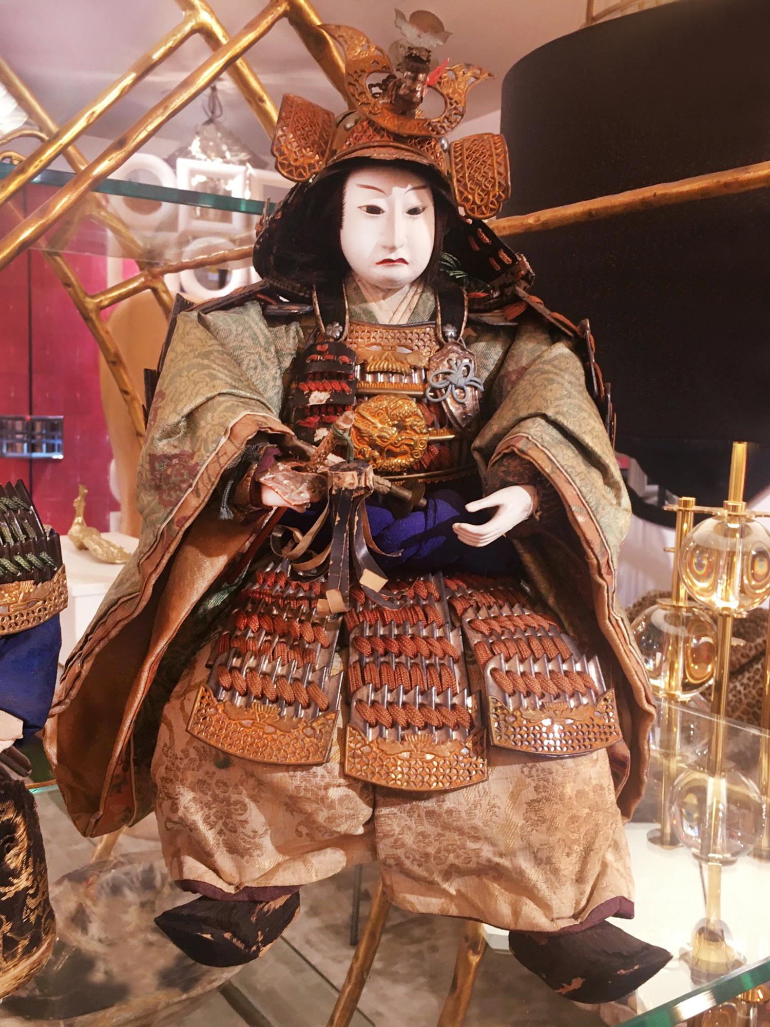 Sculpture Samuraï Puppet Musha Nyngyo B Set of 2 with structure
en bois, bois sculpté à la main, bois peint à la main, bois laqué à la main 
bois, recouvert de vêtements de marionnettes en soie brodés à la main. Tous
Les détails sont sculptés et
