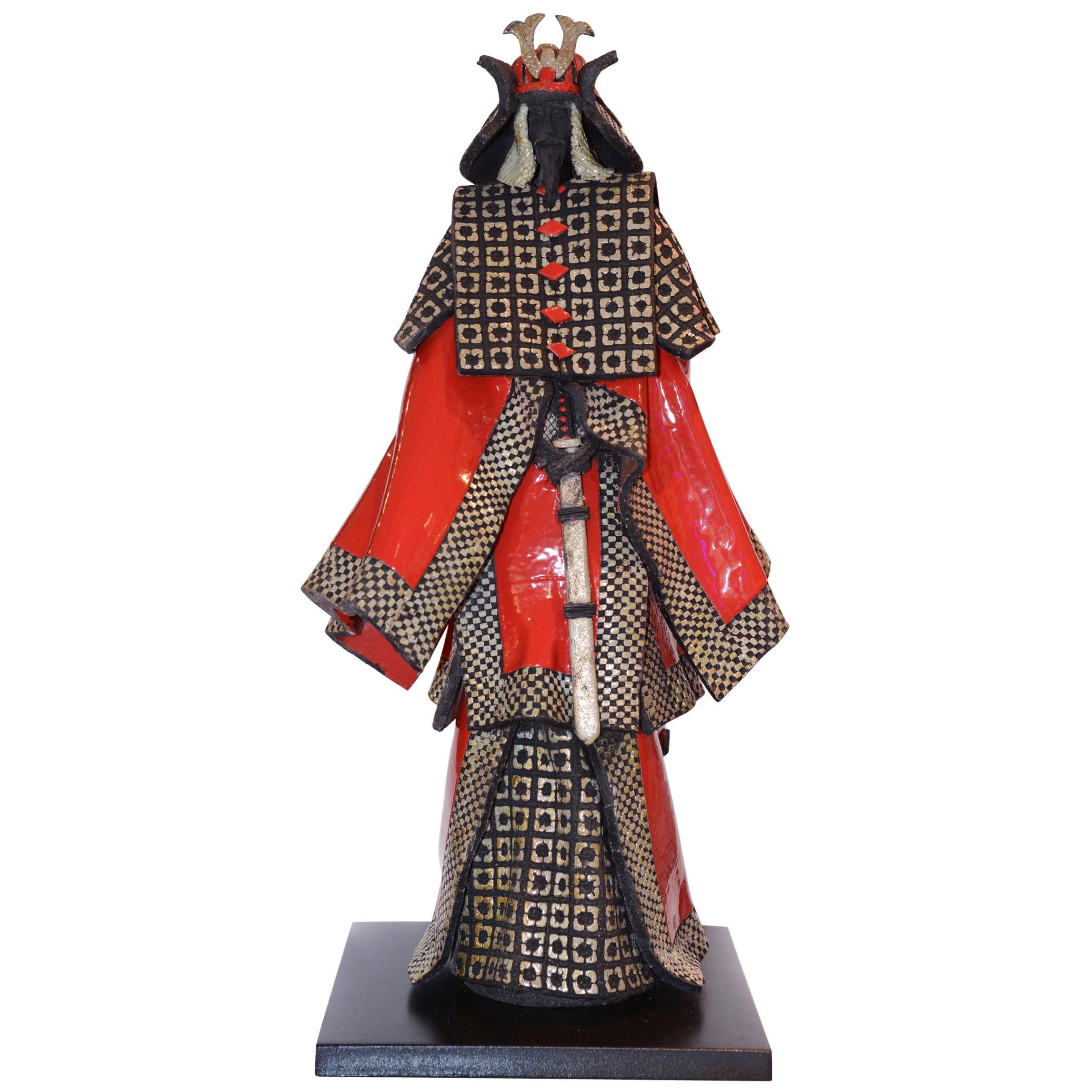Samurai Raku-Skulptur in Rot und Silber im Angebot