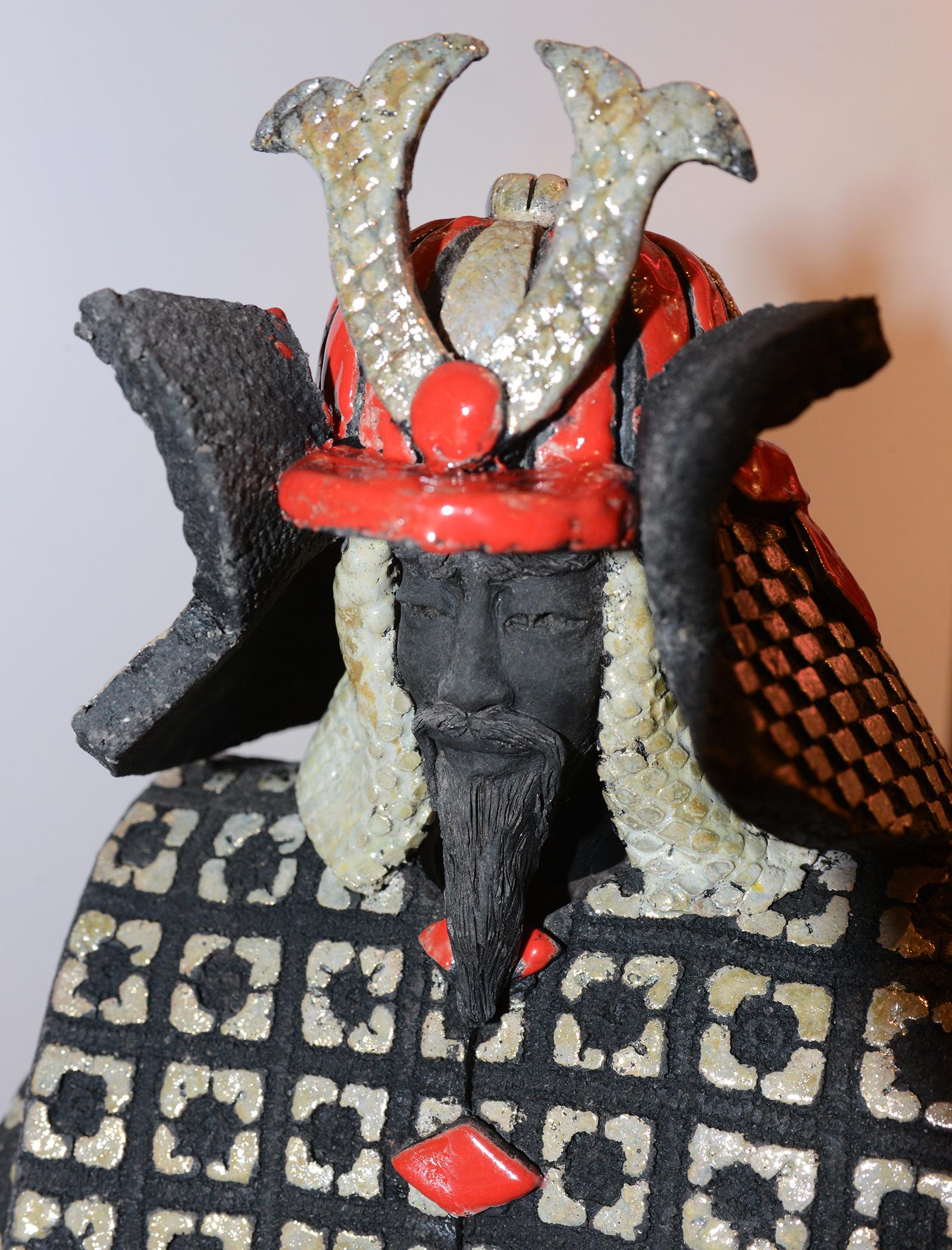 Sculpture de raku rouge et d'argent des Samurai en vente 2