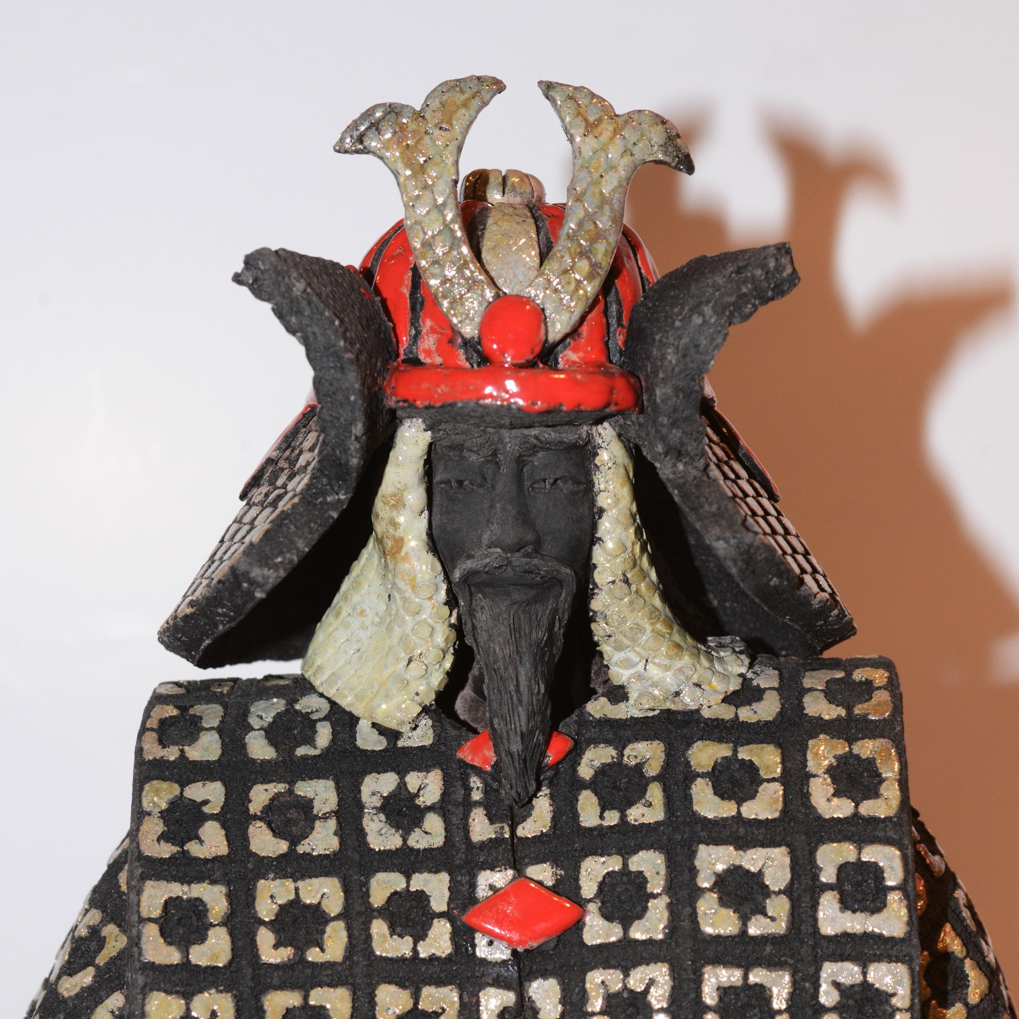 Sculpture de raku rouge et d'argent des Samurai en vente 3