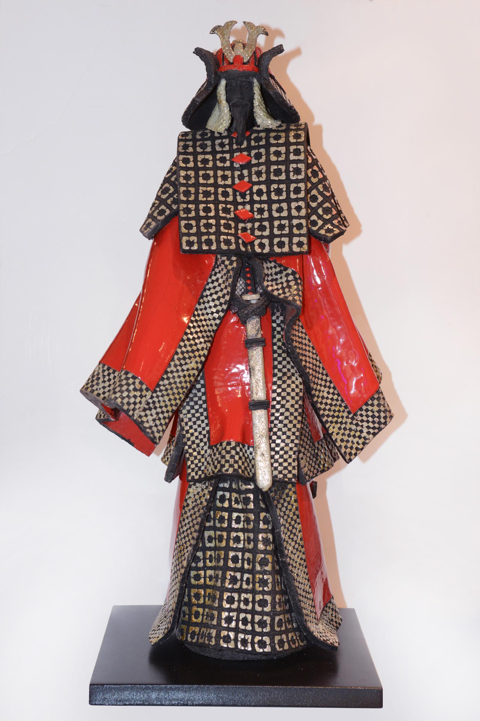 Skulptur Samurai Raku rot und Silber hergestellt in
Raku-Keramik, die metallisch versilbert glänzt. 
Raku-Keramik Samurai zeichnen sich durch ihre 
rohes Aussehen. Die Rauchtechnik offenbart 
sehr kleine Risse im Zahnschmelz und fördert 
das