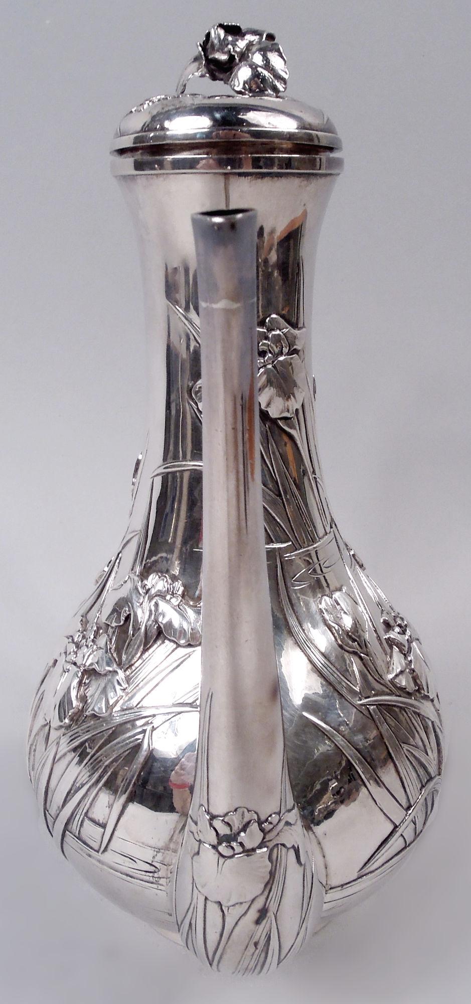 Japanische Meiji Jugendstil-Kaffeekanne, um 1890. Eiförmige Schale mit zylindrischem Hals und aufklappbarem Deckel mit Blumenverzierung; kurzer, schlichter Fuß. Vertikaler Auslauf und hochgezogener Looping-Griff. Büschel von aufgesetzten