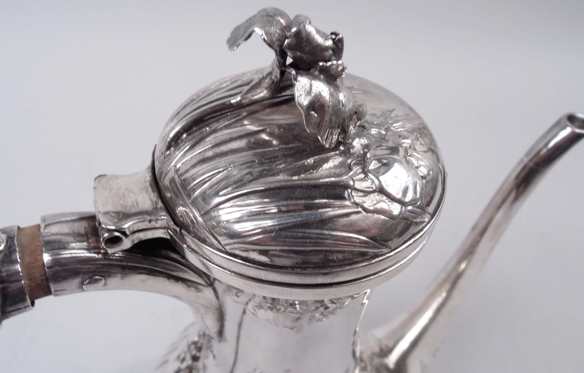 Samurai Shokai Japanisch Meiji Jugendstil Silber Iris Blume Kaffeekanne (19. Jahrhundert) im Angebot