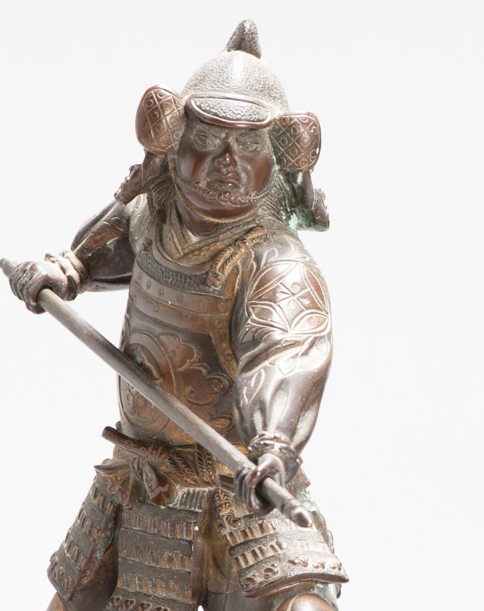 BRONZE top level Japanese statues. Samurai with flute and sword.
Both with weapons intentional. Gyokko studio
Meiji era (1868-1912), 19th century

Condition
Statues some wear, but close to perfect. 1 wooden base with a wall that broke off. Size 29cm