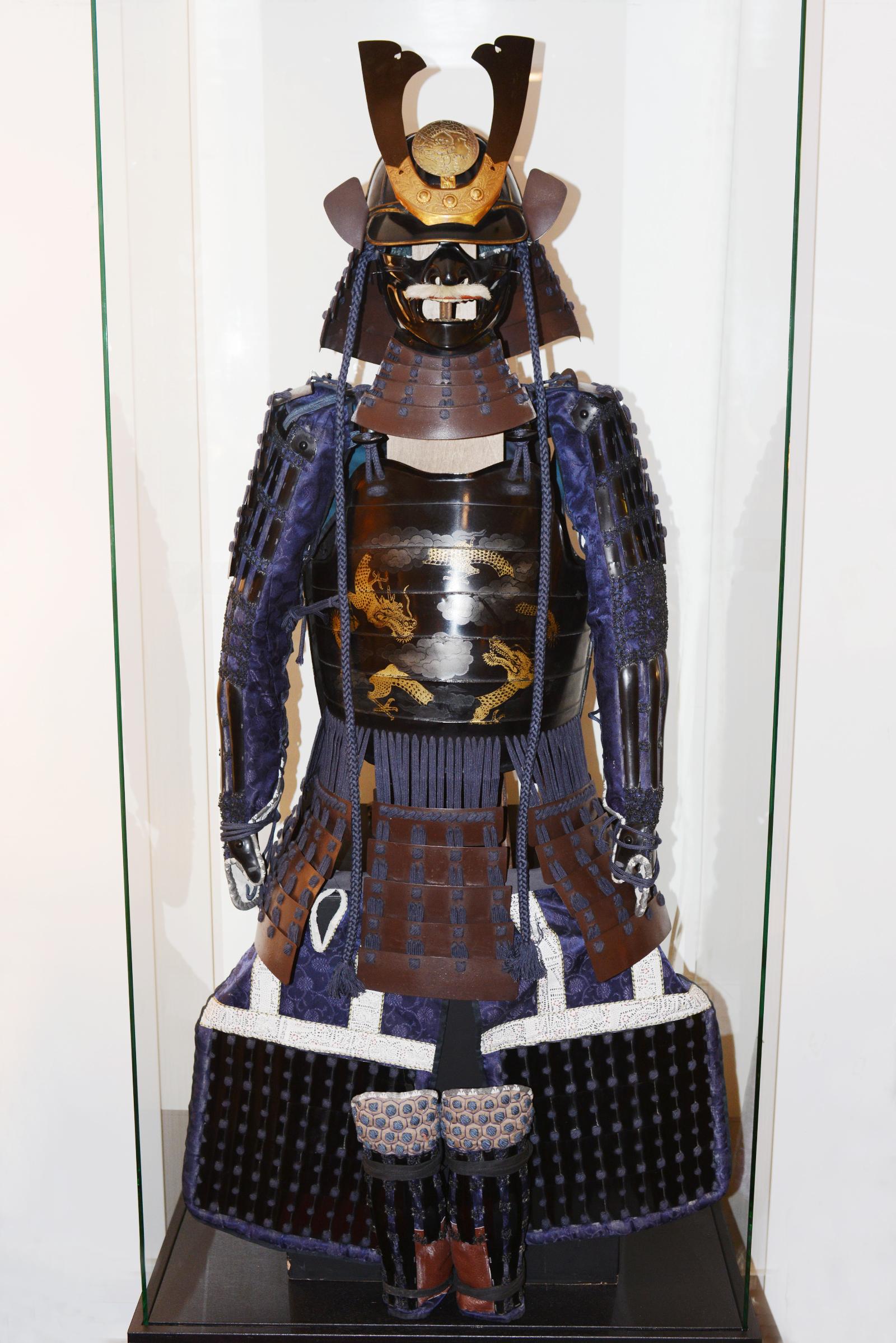 Armor Samuraï Yoroi with Hoshikabuto Helmet and 
Shikoro back neck protect. With Maedate Dragon 
front decoration. With Yoroibitsu box to store the
armor. Exceptional and unique piece. Early 20th 
Century From Taisho Showa era In very good