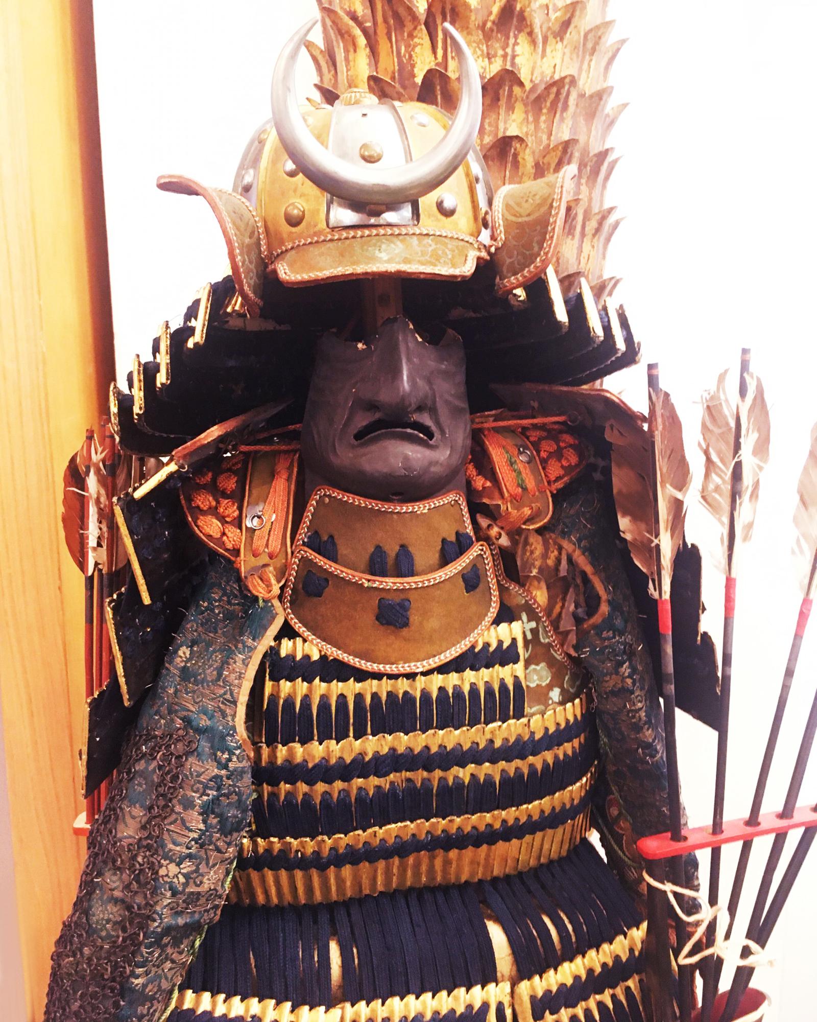 Sculpture Samuraï Yoshitsune Puppet with structure in wood, 
hand-carved wood, hand-painted wood, hand-lacquered 
wood, covered with hand-embroidered silk puppet garments. 
With arrows and storage trunk included. All details are hand-
carved,