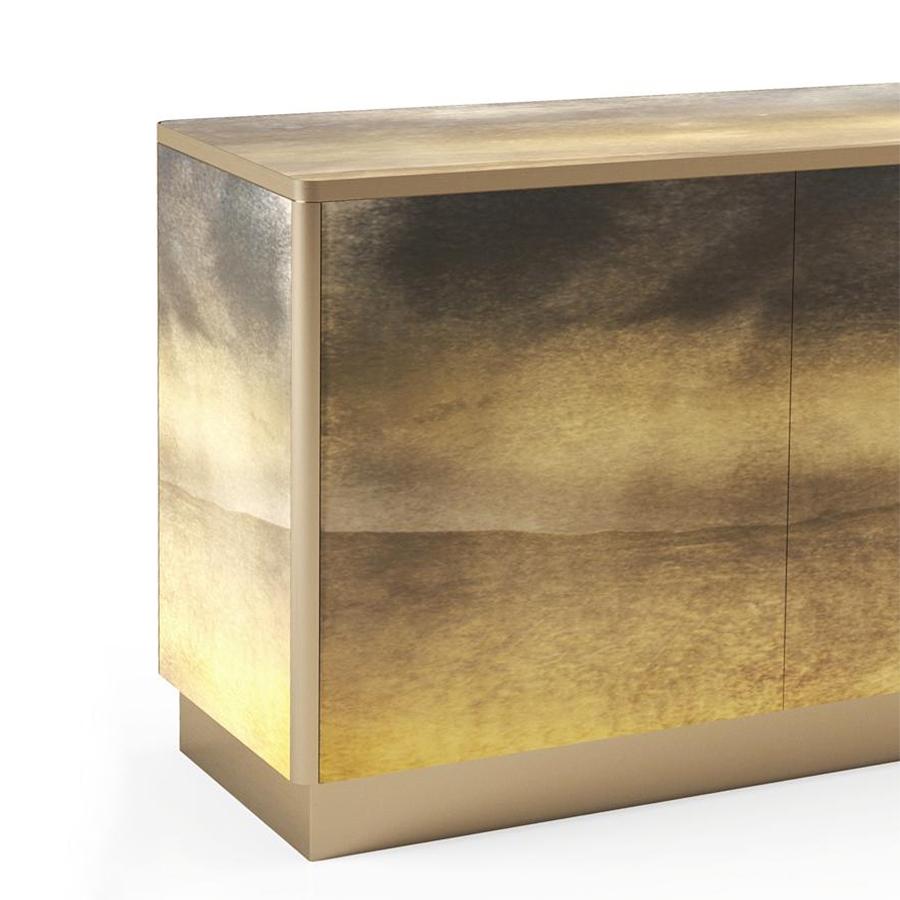 Sideboard San Angelo with structure in solid brass
in burnished finish. With etched glass top and all sides
engraved with diamond pen with silvered antique finish 
and varnished gold paint.