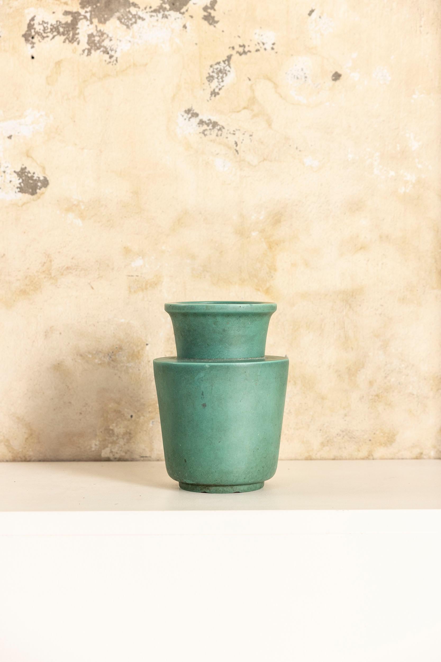 Elegant vase en céramique émaillée de la manufacture San Cristoforo de Richard Ginori, Milan, datant approximativement des années 1940. Cette pièce témoigne de l'artisanat raffiné et du design sophistiqué caractéristiques de l'époque.
Le vase