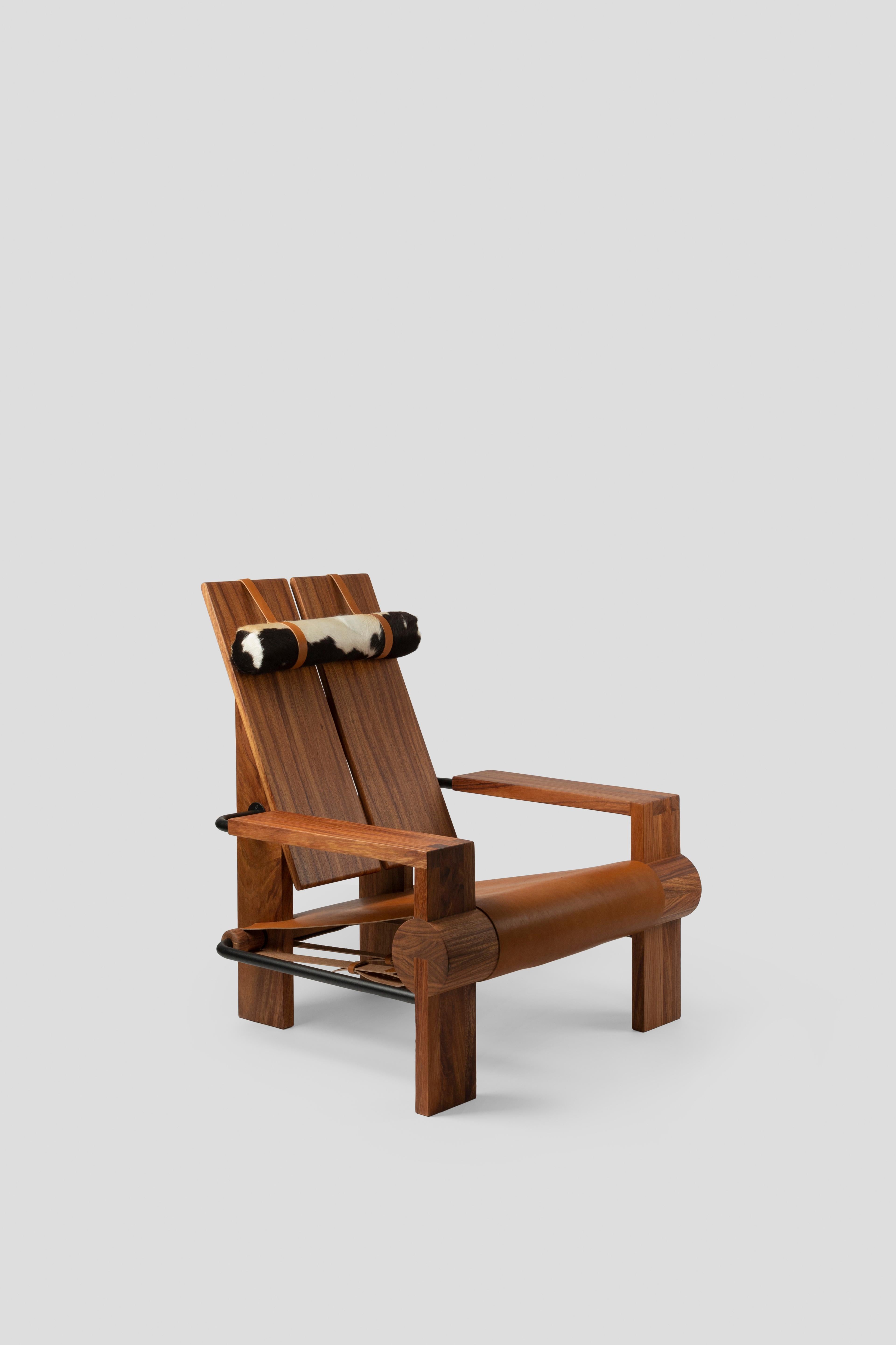 Hand-Crafted Customizable Lounge Armchair San Francisco, Solid wood, Metal and leather. For Sale