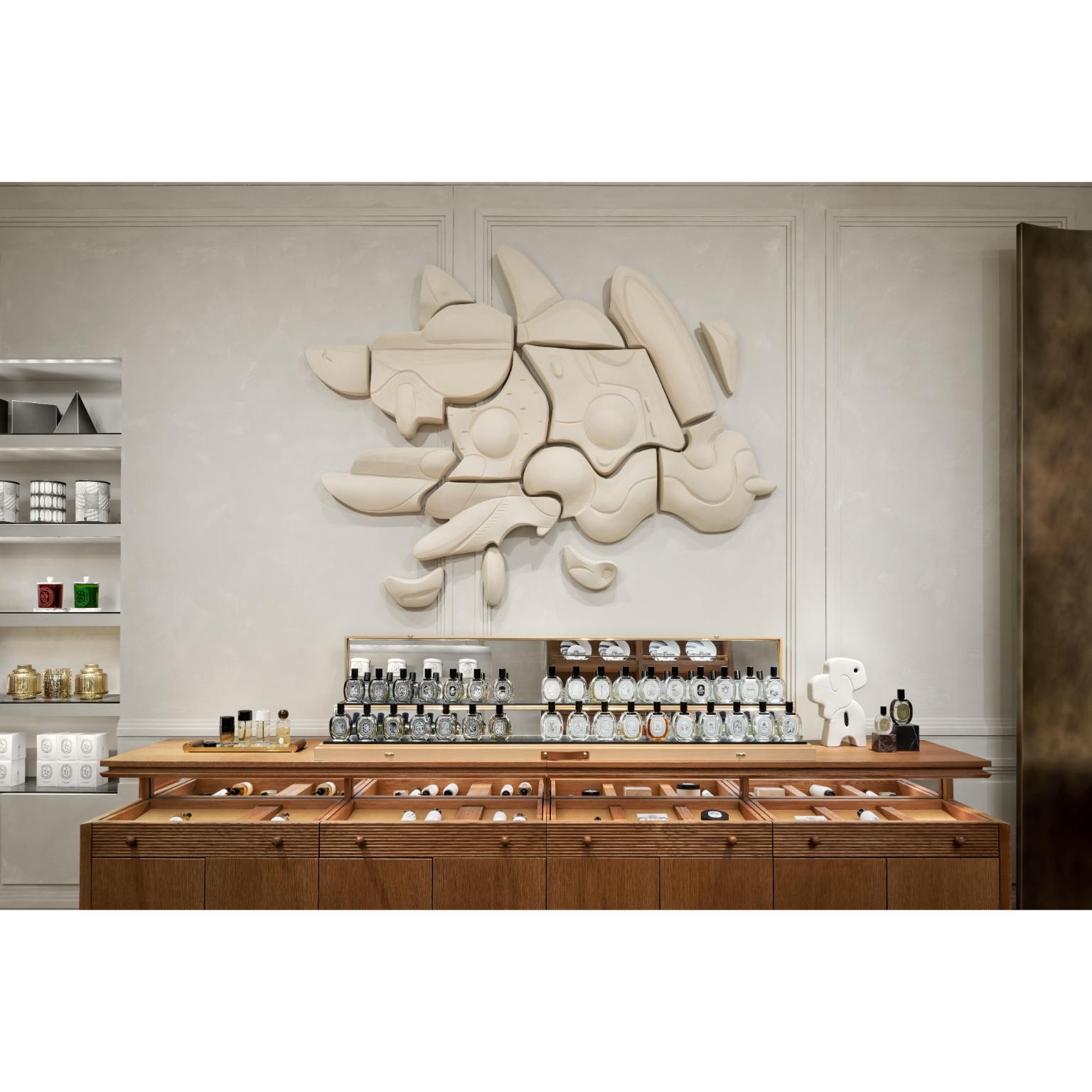 Murale di San Francisco di Olivia Cognet
Dimensioni: D 5 x L 150 x H 110 cm 
Materiali: Ceramica.

Ogni creazione fatta a mano di Olivia è un'opera d'arte unica, l'istantanea di un momento prezioso catturato in un mondo di 