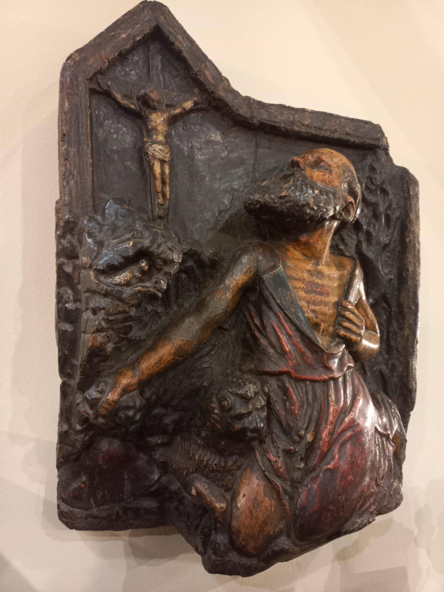 St. Jerome the Penitent, high relief in lacquered wood, Lombard sculpture from the late 15th century/early 16th century, maximum dimensions 76x60 cm, maximum thickness about 19 cm.