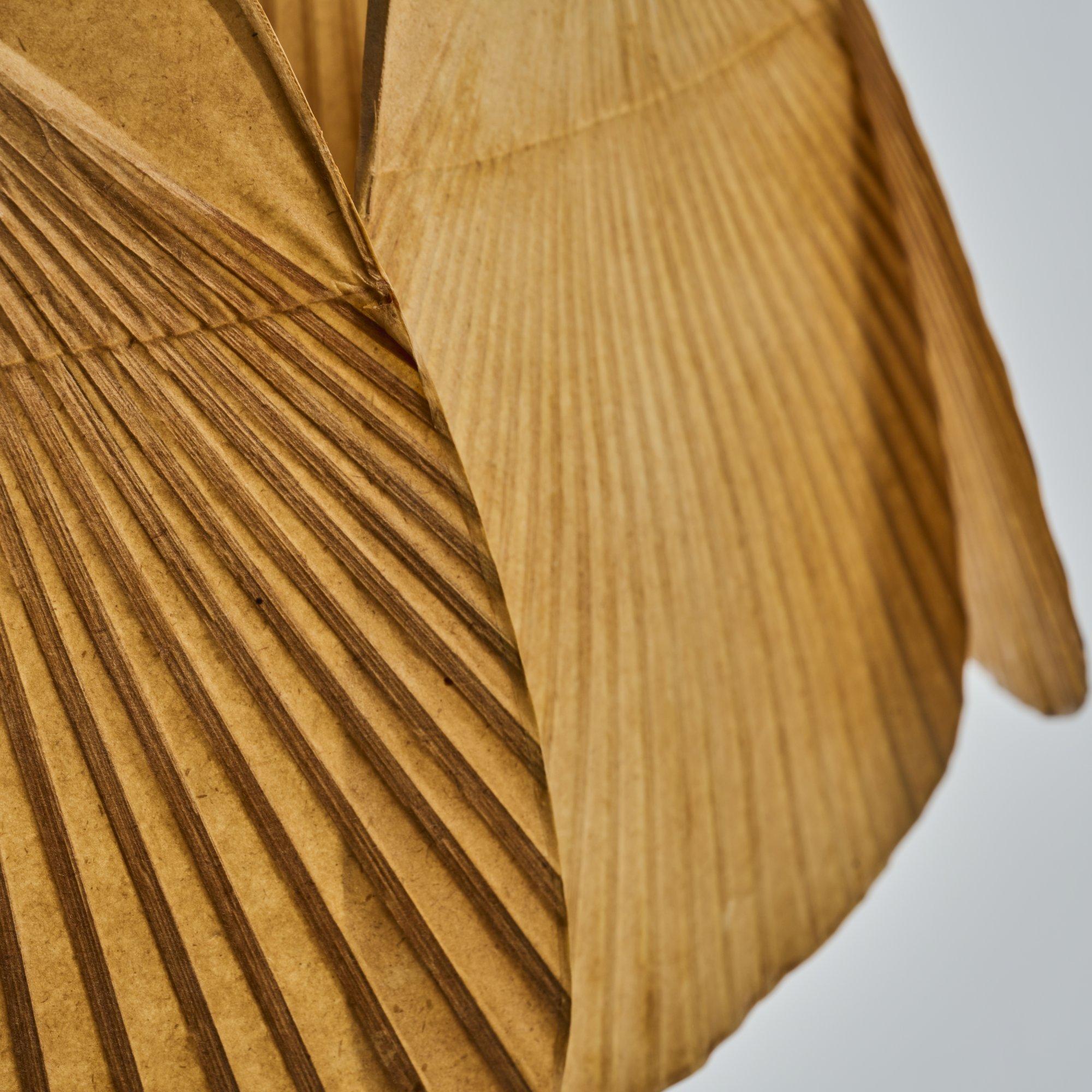 The lamp consists of 30 fans. It can be mounted in two different ways (see previous illustration). The production of the distinctive 'Uchiwa' fans from bamboo canes and rice paper requires an extraordinary level of manual work and precision. In the