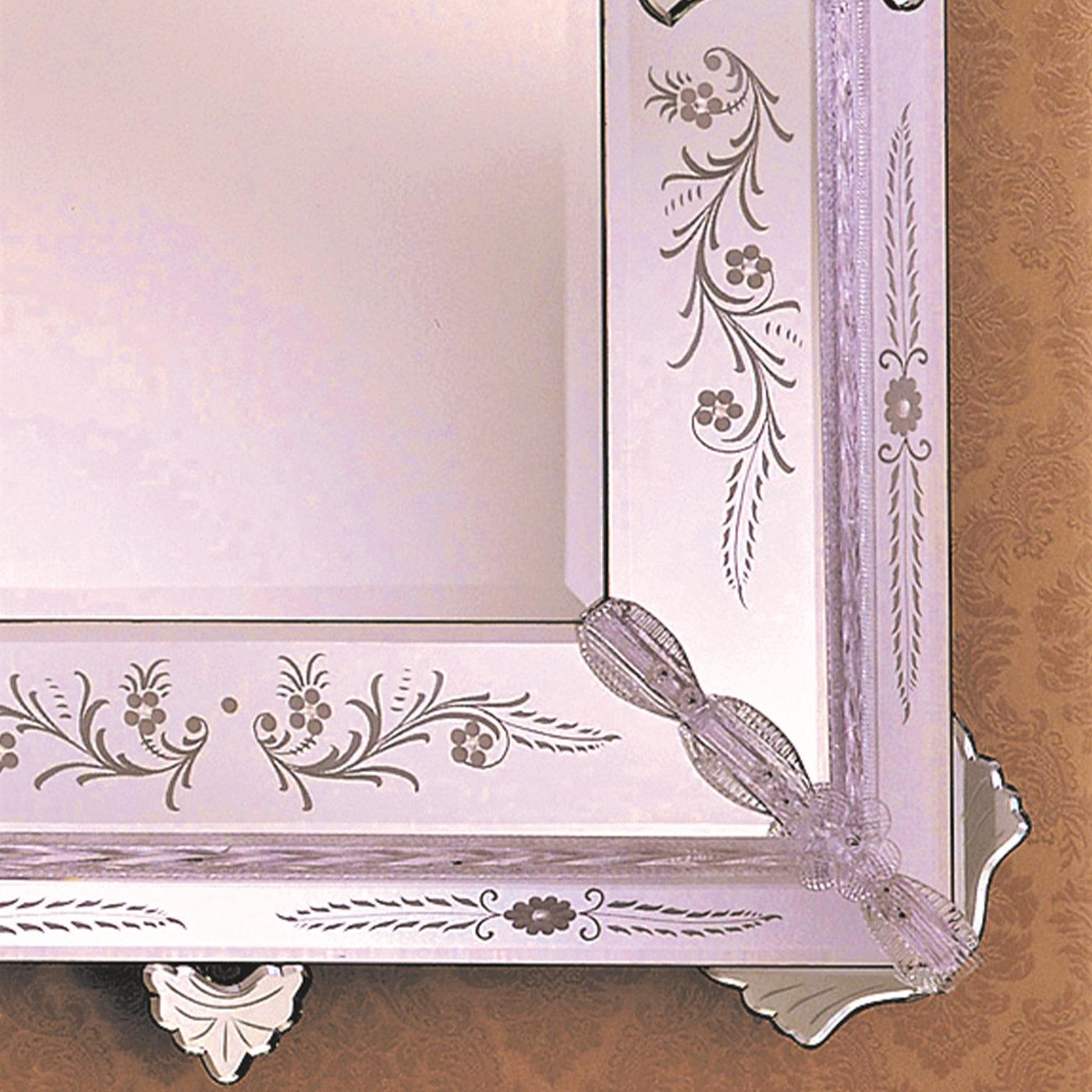 Dieser rechteckige Spiegel ist ein Beispiel für die unübertroffene Handwerkskunst, die von den Glasmachermeistern aus Murano nach traditionellen Techniken aus dem 14. Der Rahmen ist mit eleganten Blättern und Blumen aus transparentem und silbernem
