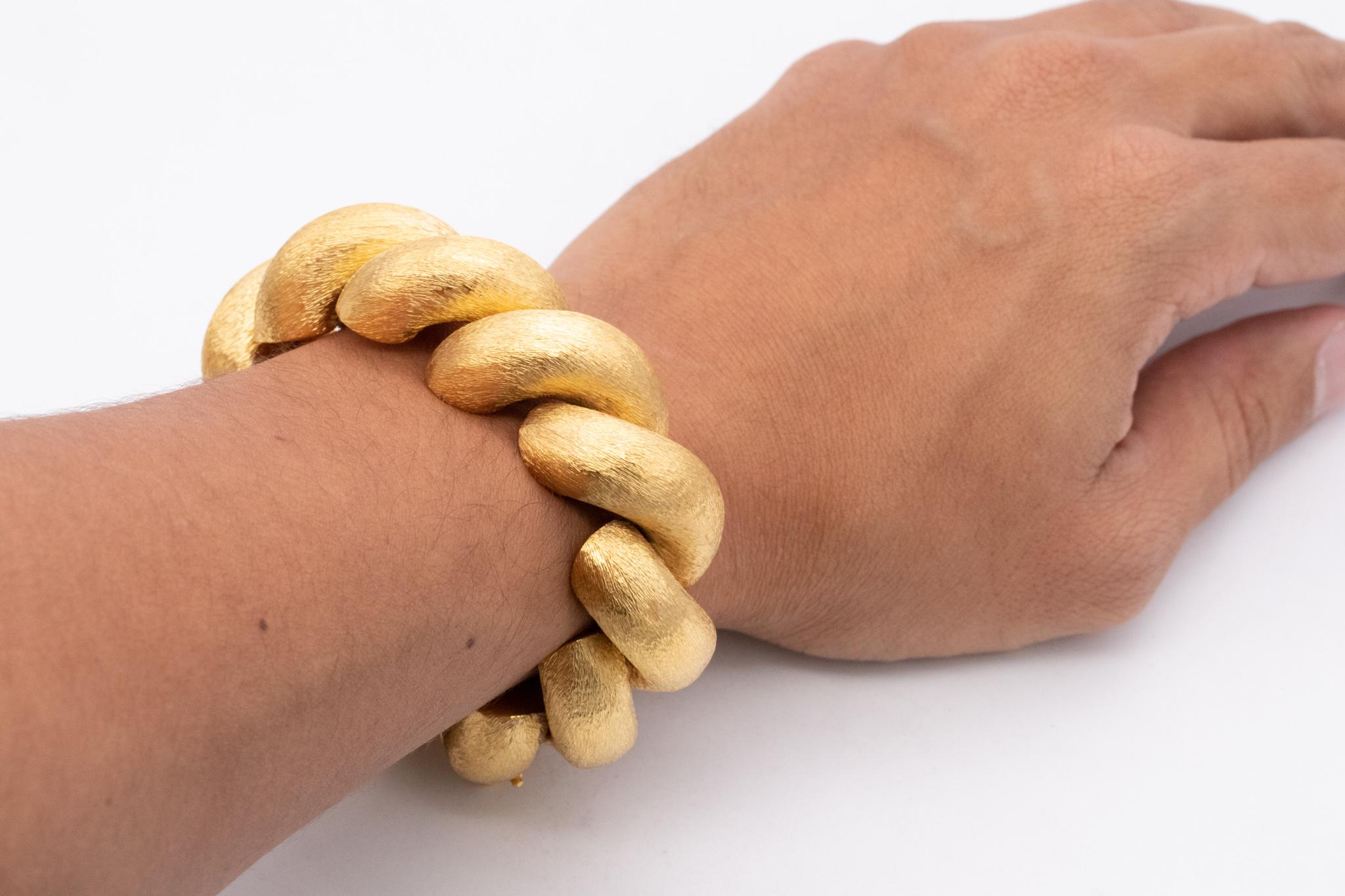 Pulsera San Marcos 1960 Mid Century Huge Links de oro amarillo de 18 quilates texturado en Excelente estado para la venta en Miami, FL
