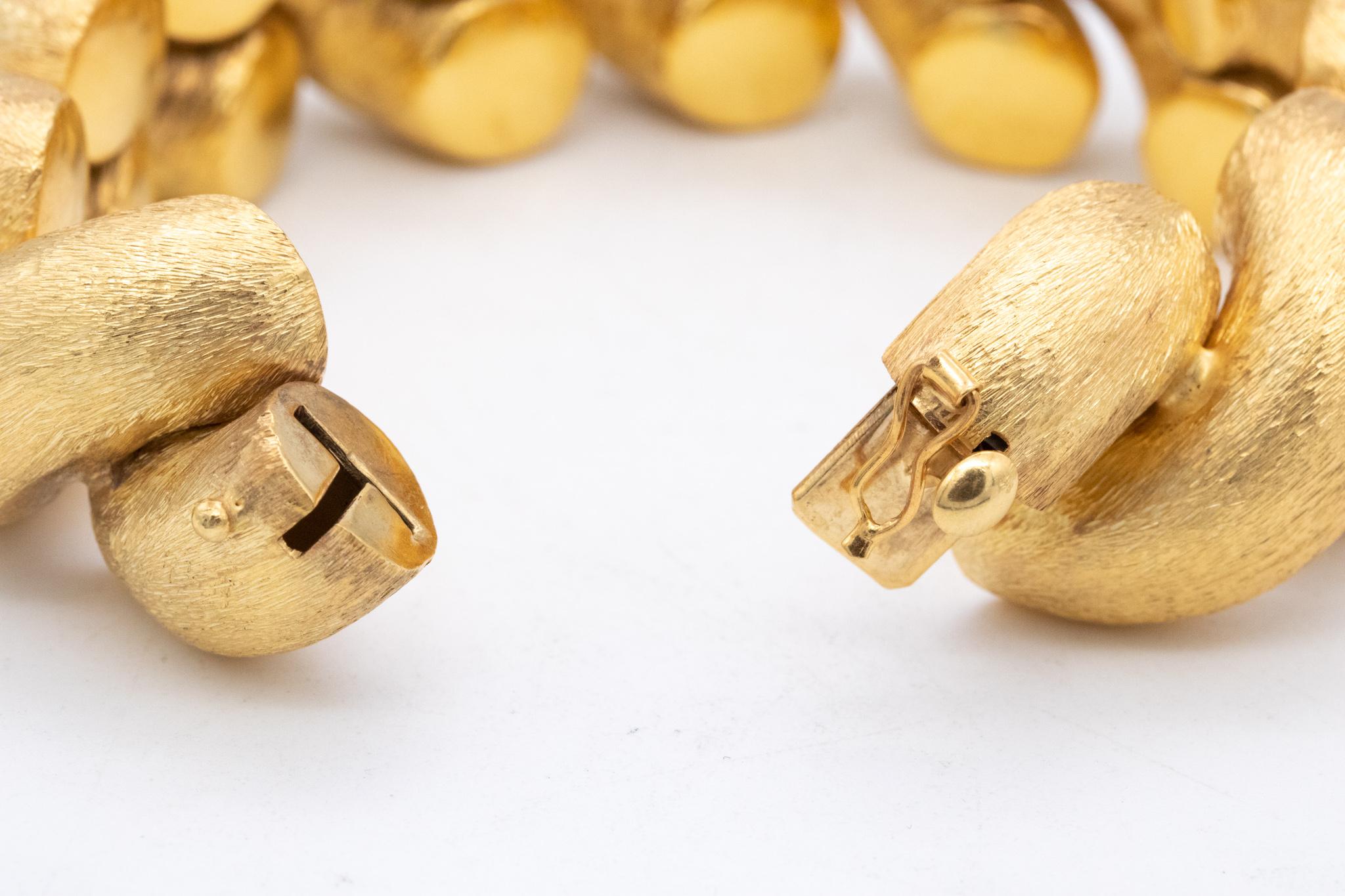 De las mujeres Pulsera San Marcos 1960 Mid Century Huge Links de oro amarillo de 18 quilates texturado en venta