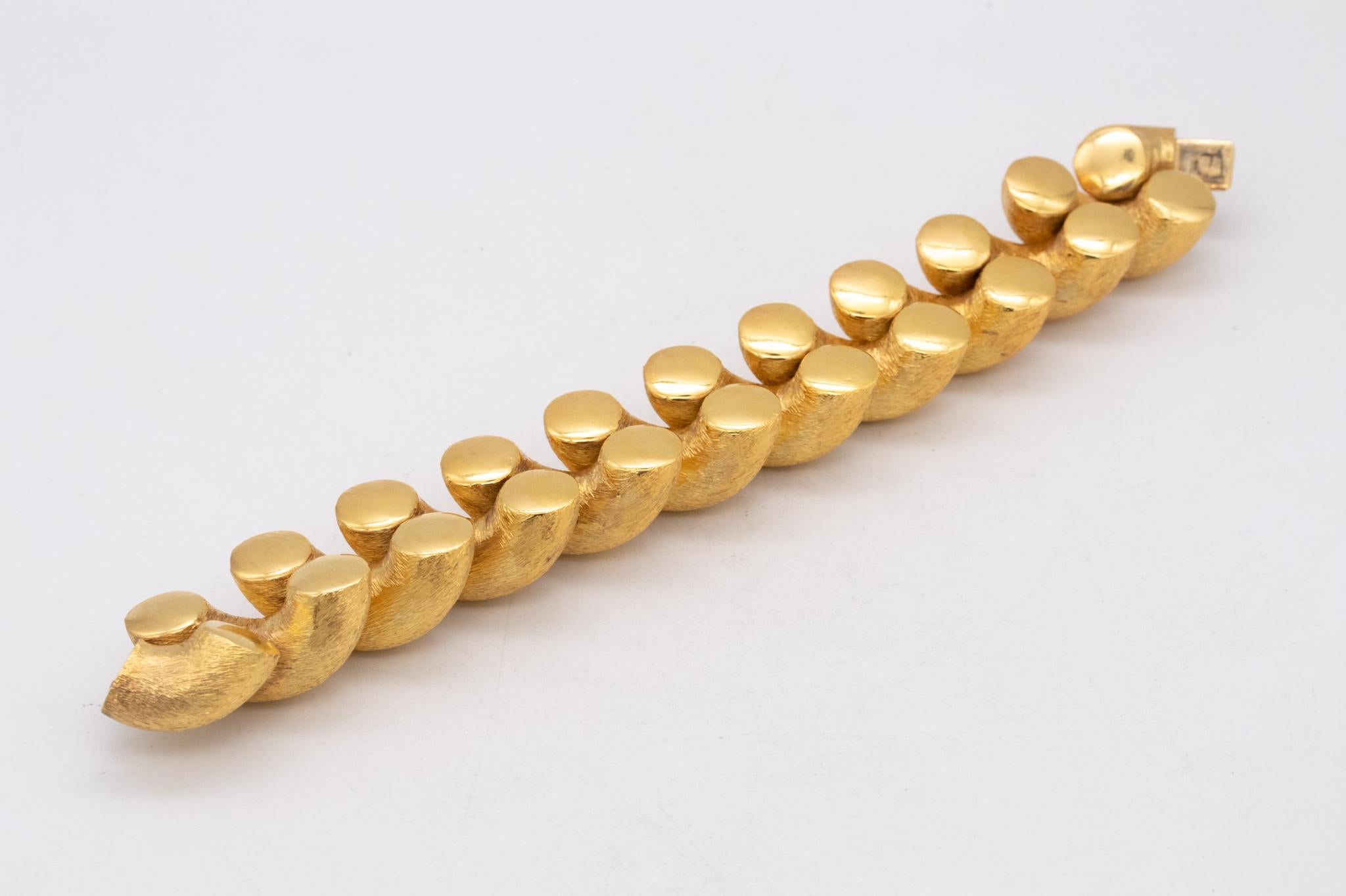 Pulsera San Marcos 1960 Mid Century Huge Links de oro amarillo de 18 quilates texturado en venta 1
