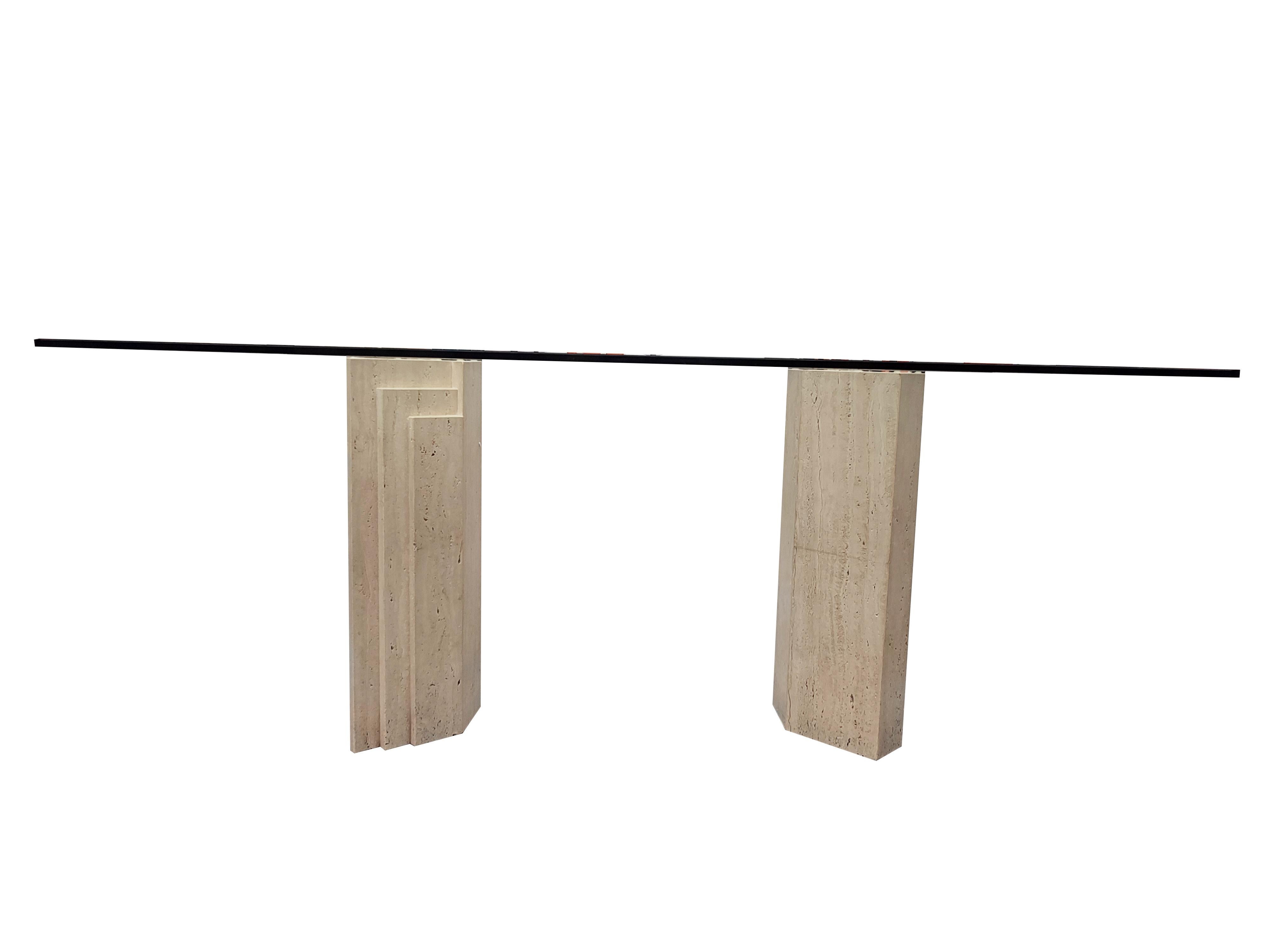 SAN Midcentury 70s Italienisch Travertin Marmor Esstisch Original Möbel
San Dining Table, ein exquisites Original aus den 1970er Jahren, zeigt das Beste des modernen Designs aus der Mitte des Jahrhunderts. Dieses luxuriöse Stück besteht aus zwei