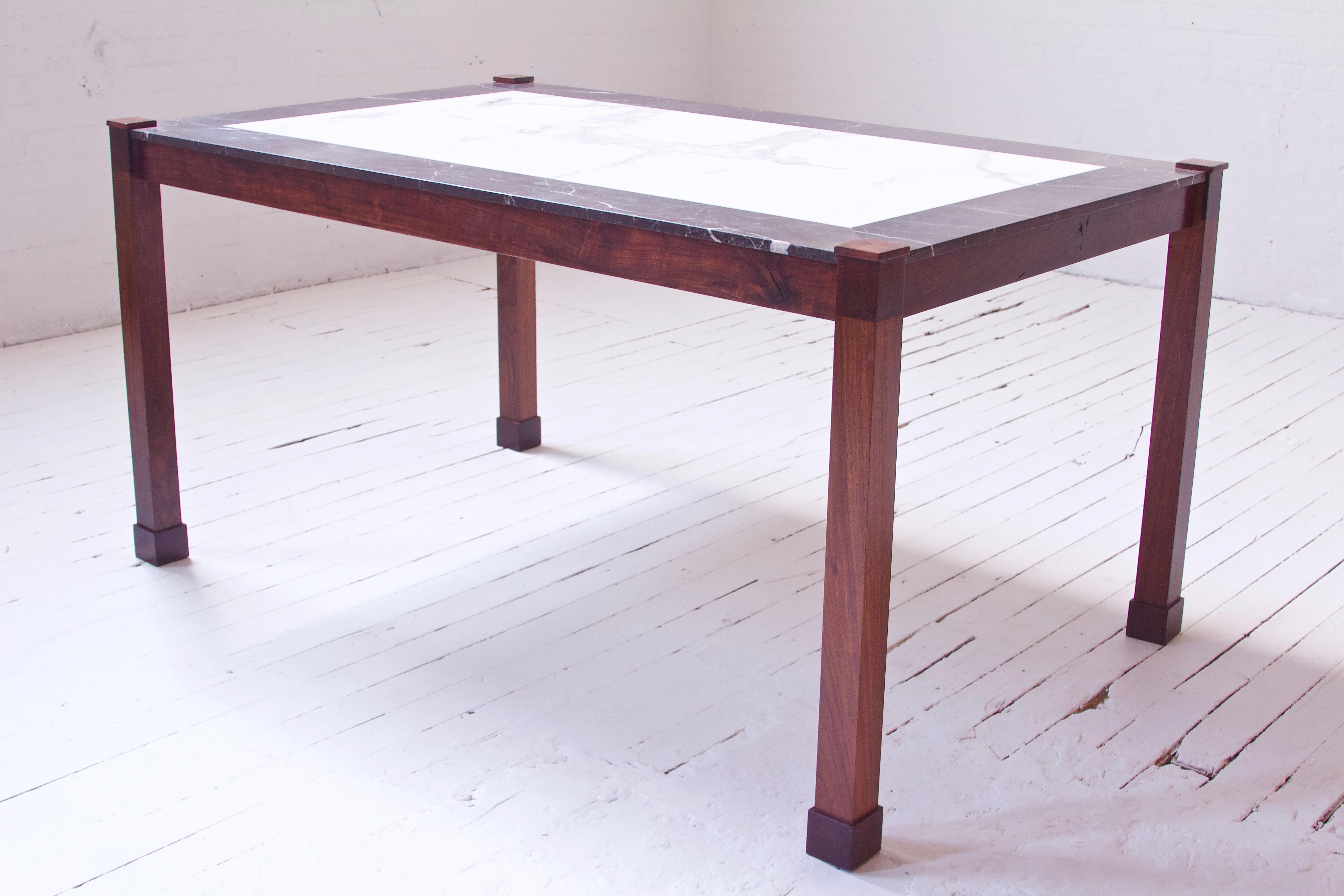 Incrusté Table de salle à manger San Miniato en noyer et marbre bicolore de Montaperto Studios, 2021 en vente