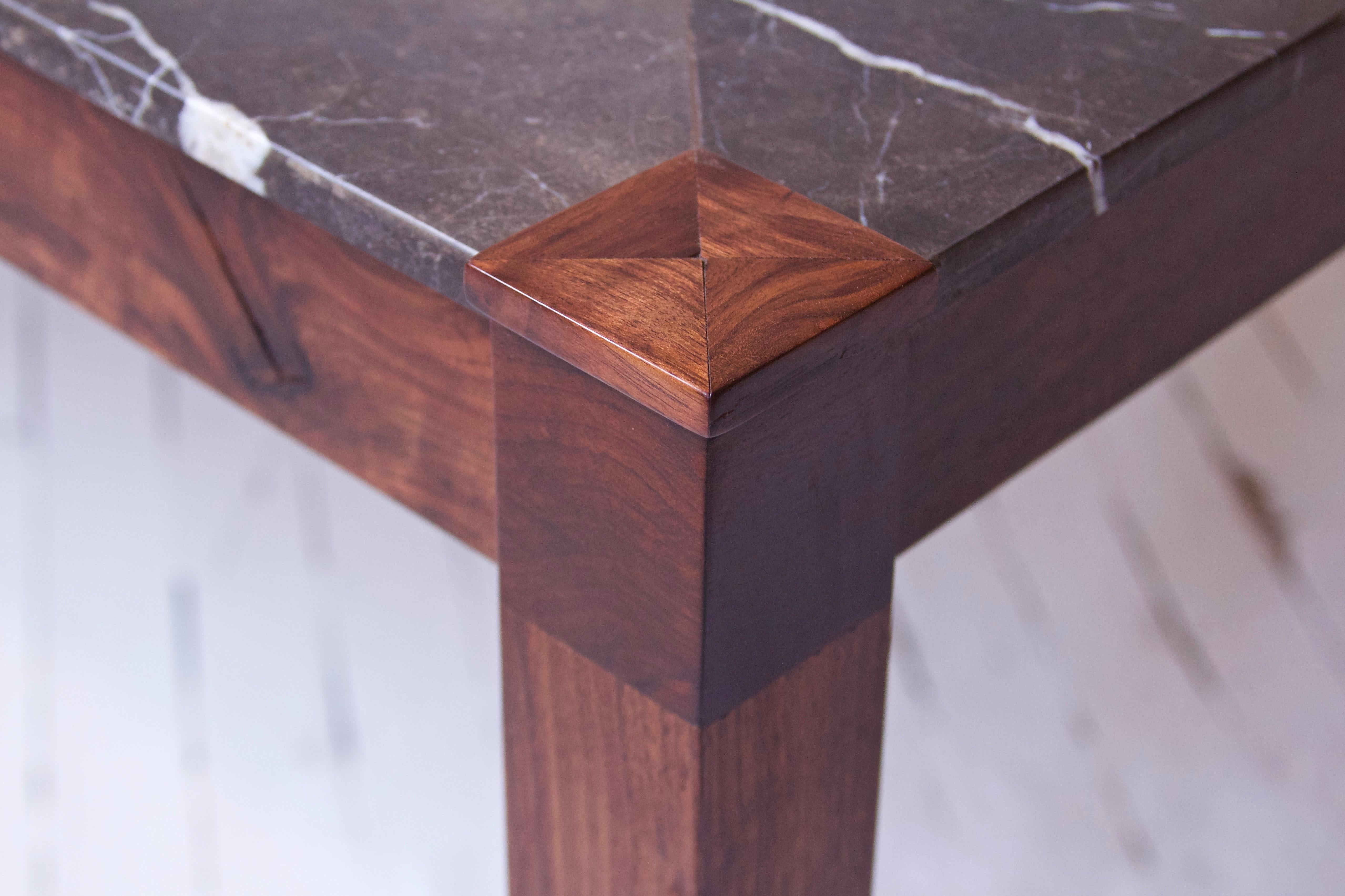 Table de salle à manger San Miniato en noyer et marbre bicolore de Montaperto Studios, 2021 en vente 1