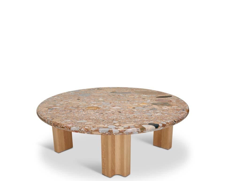 Il tavolino San Rafael - Round ha 4 gambe scultoree in legno massiccio e un piano in marmo di Ceppo.  La sua robusta bellezza sarà il punto di riferimento di qualsiasi stanza.

La collezione Lawson-Fenning è progettata e realizzata a mano a Los