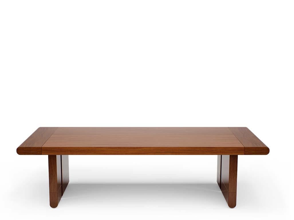 Der San Rafael Lida Couchtisch ist ein fein gearbeiteter Tisch mit Sockel. Die Platte hat ebenso wie der Sockel Endkappen aus Massivholz mit Radiuskanten.

Die Lawson-Fenning Collection'S wird in Los Angeles, Kalifornien, entworfen und