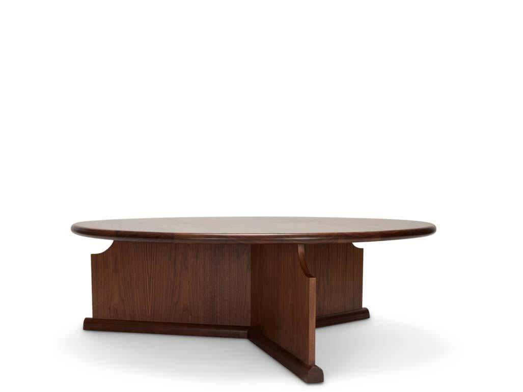 Il tavolino San Rafael Palo ha il piano e il piede in legno massiccio lavorato a mano.  La base di questo pezzo ha un profilo dolcemente curvo che aggiunge leggerezza a questa forma classica.

La collezione Lawson-Fenning è progettata e realizzata a