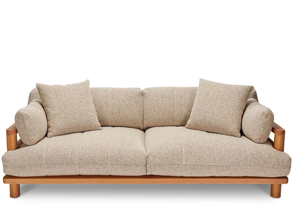El Sofá San Rafael es un sofá de proporciones generosas que destaca por su comodidad.  Los cojines acolchados de felpa de canal ancho están perfectamente adaptados para encajar con el armazón de madera maciza, fabricado por expertos.  

La colección
