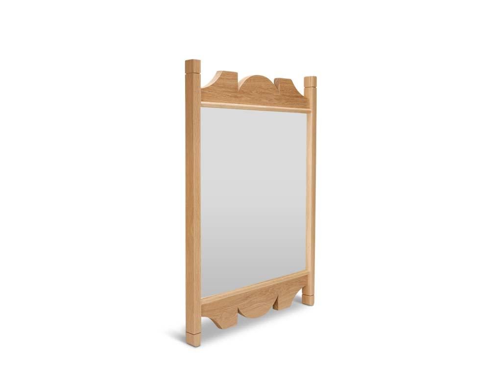 Le miroir mural San Rafael est fabriqué à la main en bois massif. Le cadre est sculpté avec le profil géométrique qui a inspiré la Collection S.Profiles. Nous proposons ce miroir en deux tailles. 

La collection Lawson-Fenning est conçue et
