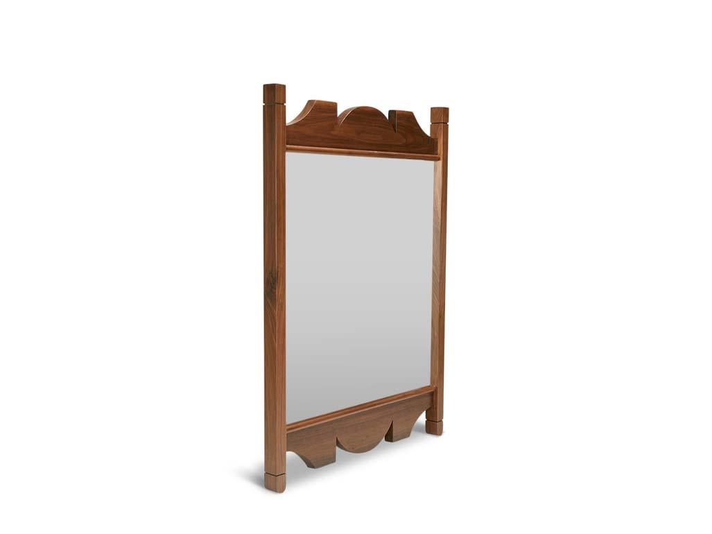 Le miroir mural San Rafael est fabriqué à la main en bois massif. Le cadre est sculpté avec le profil géométrique qui a inspiré la Collection S.Profiles. Nous proposons ce miroir en deux tailles. 

La collection Lawson-Fenning est conçue et