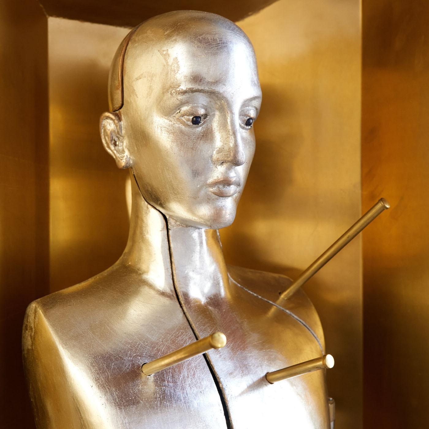 Mobile in ottone con statua del santo in bronzo e pietra di Noto. Tirando ogni freccia, simbolo del martirio, puoi aprire parte del corpo e le varie porte dell'armadio. Per ulteriori informazioni, contatta il servizio di portineria.