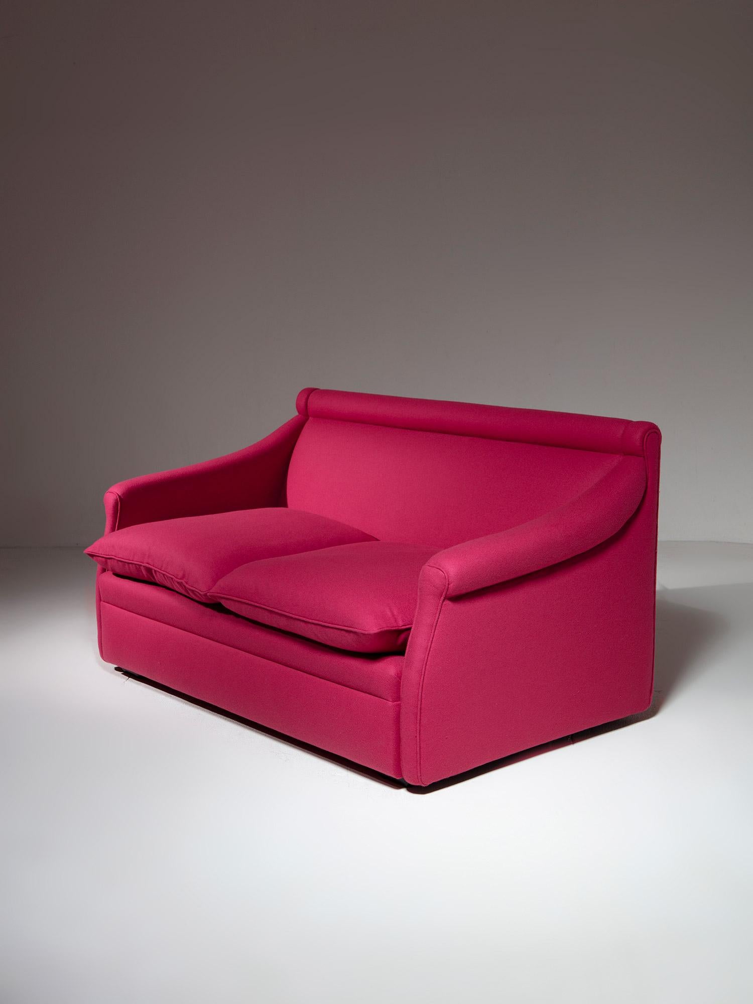 Canapé San Siro modèle P16 de Luigi Caccia Dominioni pour Azucena.
Revêtement en feutre ; assise extrêmement confortable grâce aux coussins en plumes déhoussables.