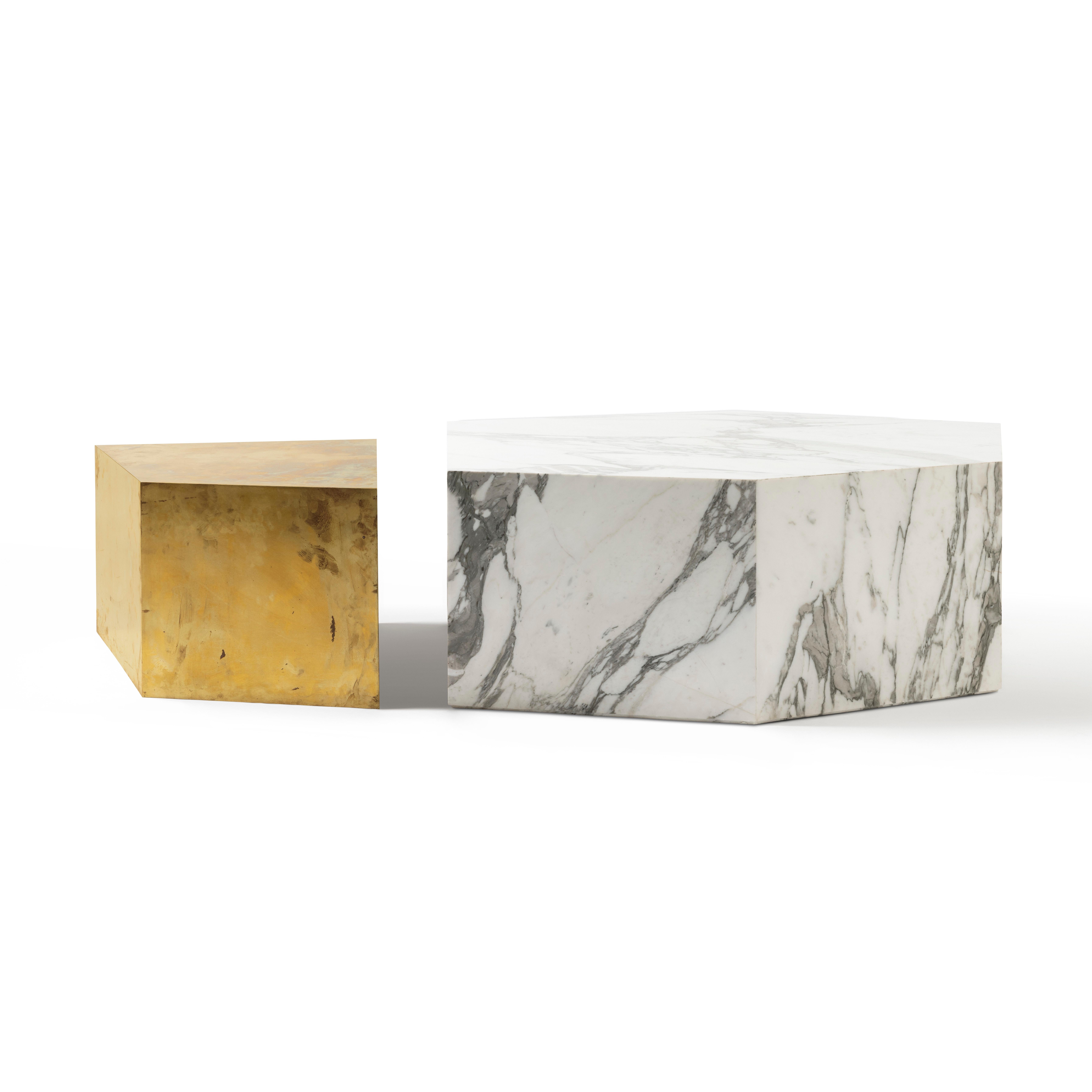 Table basse Sana, ensemble de 2 tables à facettes en marbre et laiton italien Neuf - En vente à Chicago, IL